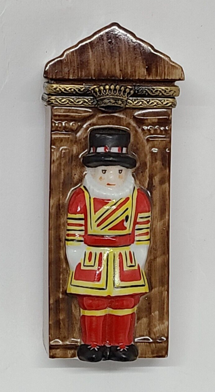 Vintage Hand Painted English Palace Guard Beefeater Soldier Limoges Trinket Box
