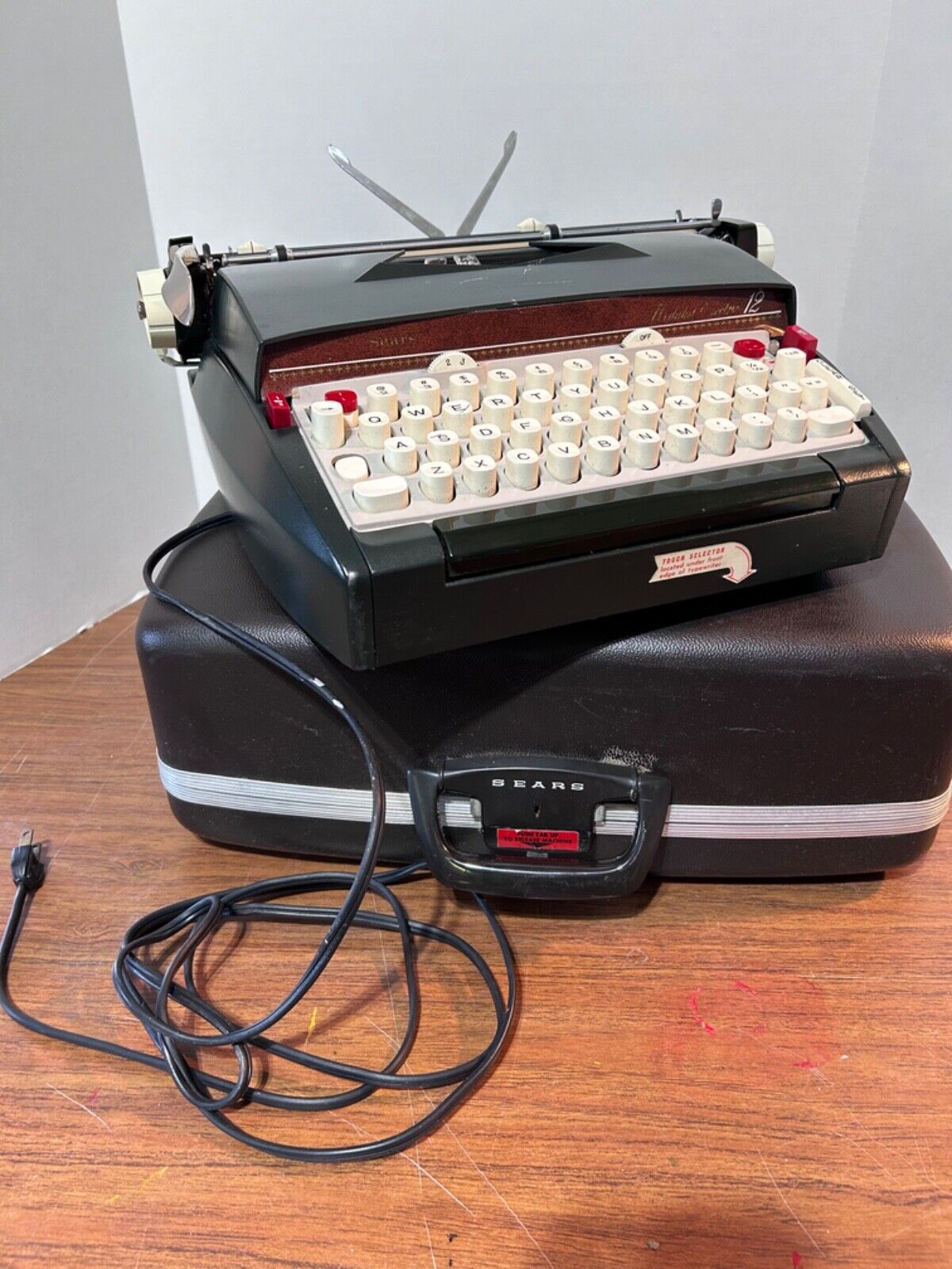 1964 Sears Medalist Electric 12 typewriter With Case