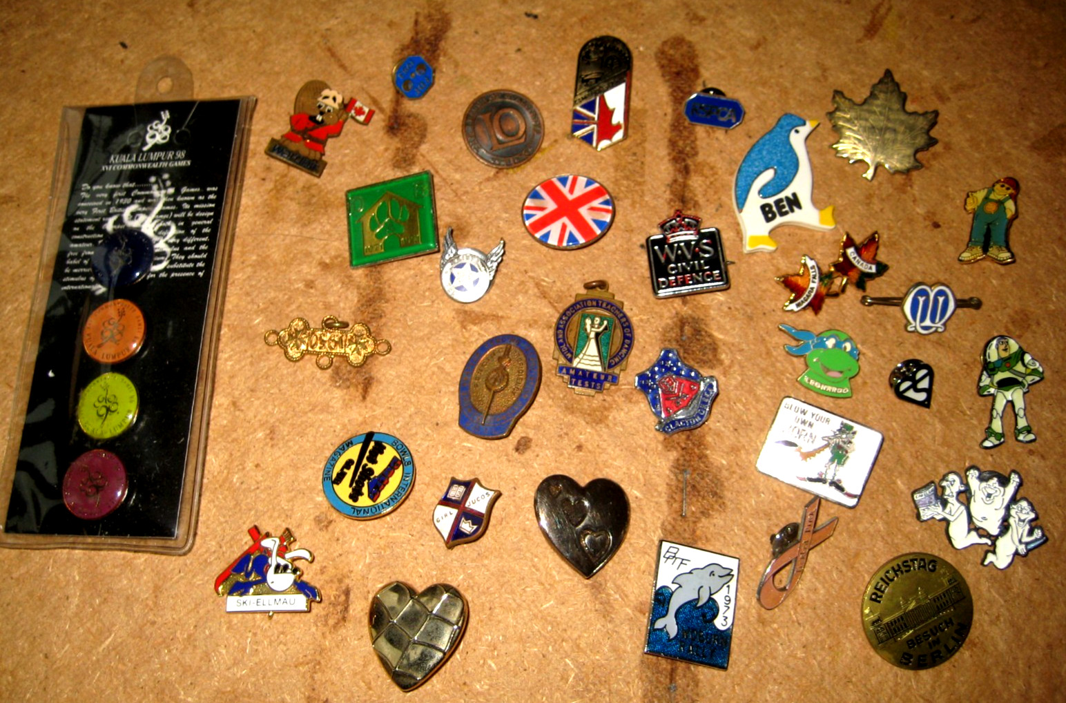 COLLECTION MIXTURE VINTAGE METAL ENAMEL & ACRYLIC JOB LOT PIN BADGES ALL SORTS