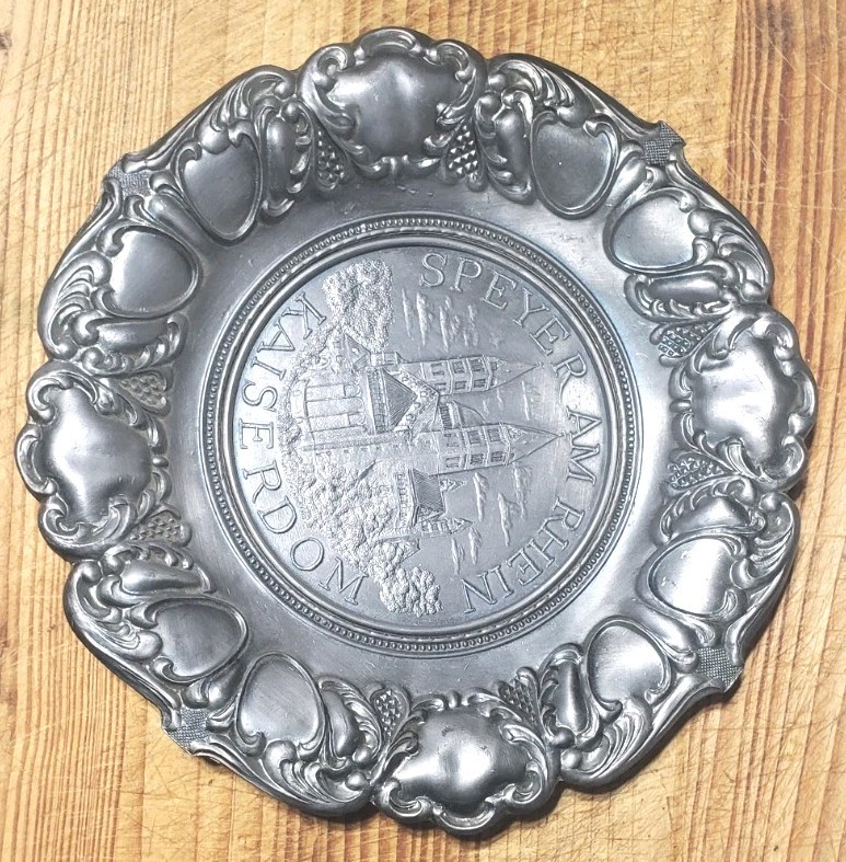 VINTAGE PEWTER SOUVENIR DECORATIVE WALL HANGING PLATE. #185