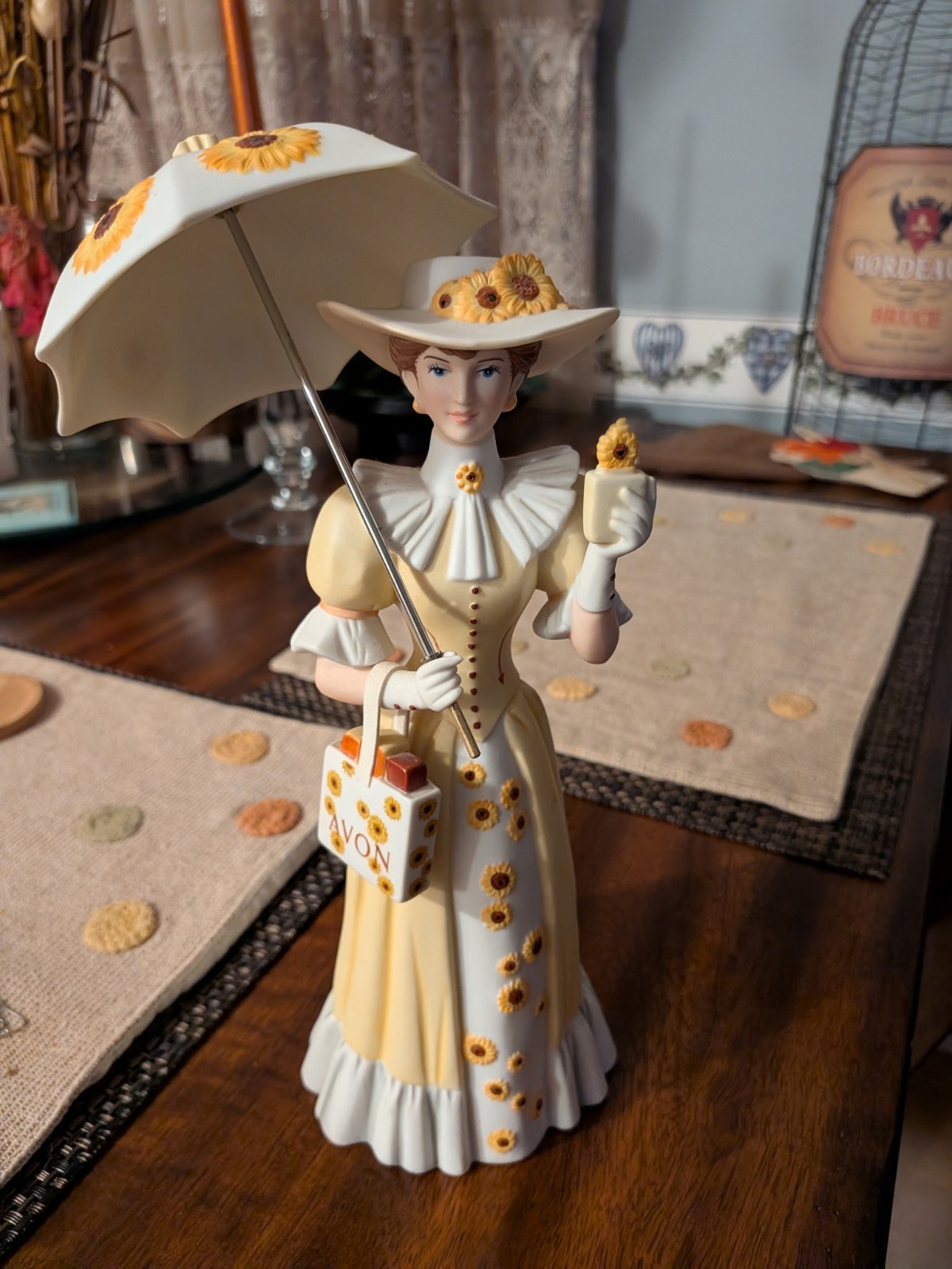Avon President\'s Club 2012 Mrs. Albee Award Porcelain FigurineSunflower Umbrella