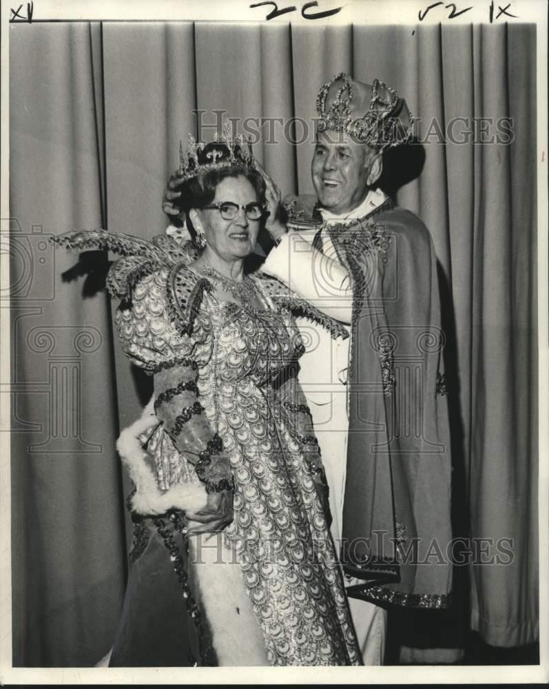 1975 Press Photo New Orleans Recreation Golden Age Club crowns King and Queen
