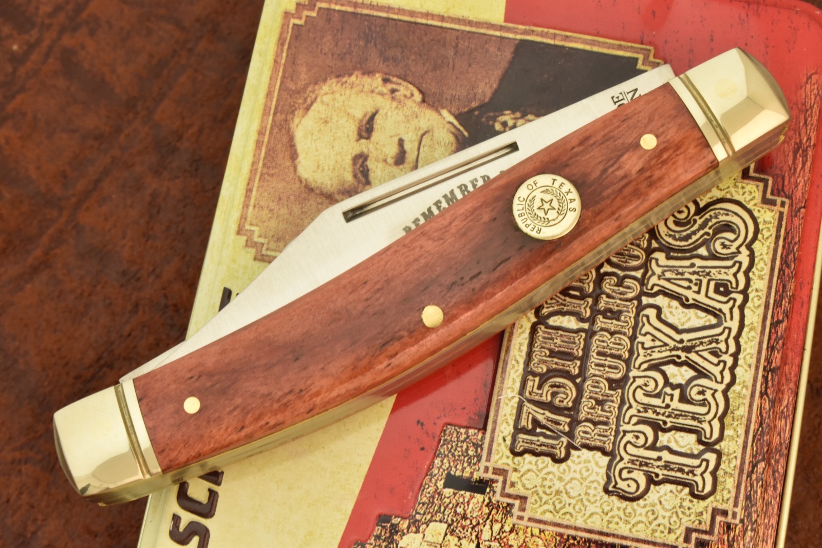 SCHRADE WALDEN REMEMBER THE ALAMO SMOOTH RED BONE STOCKMAN KNIFE IN TIN NICE
