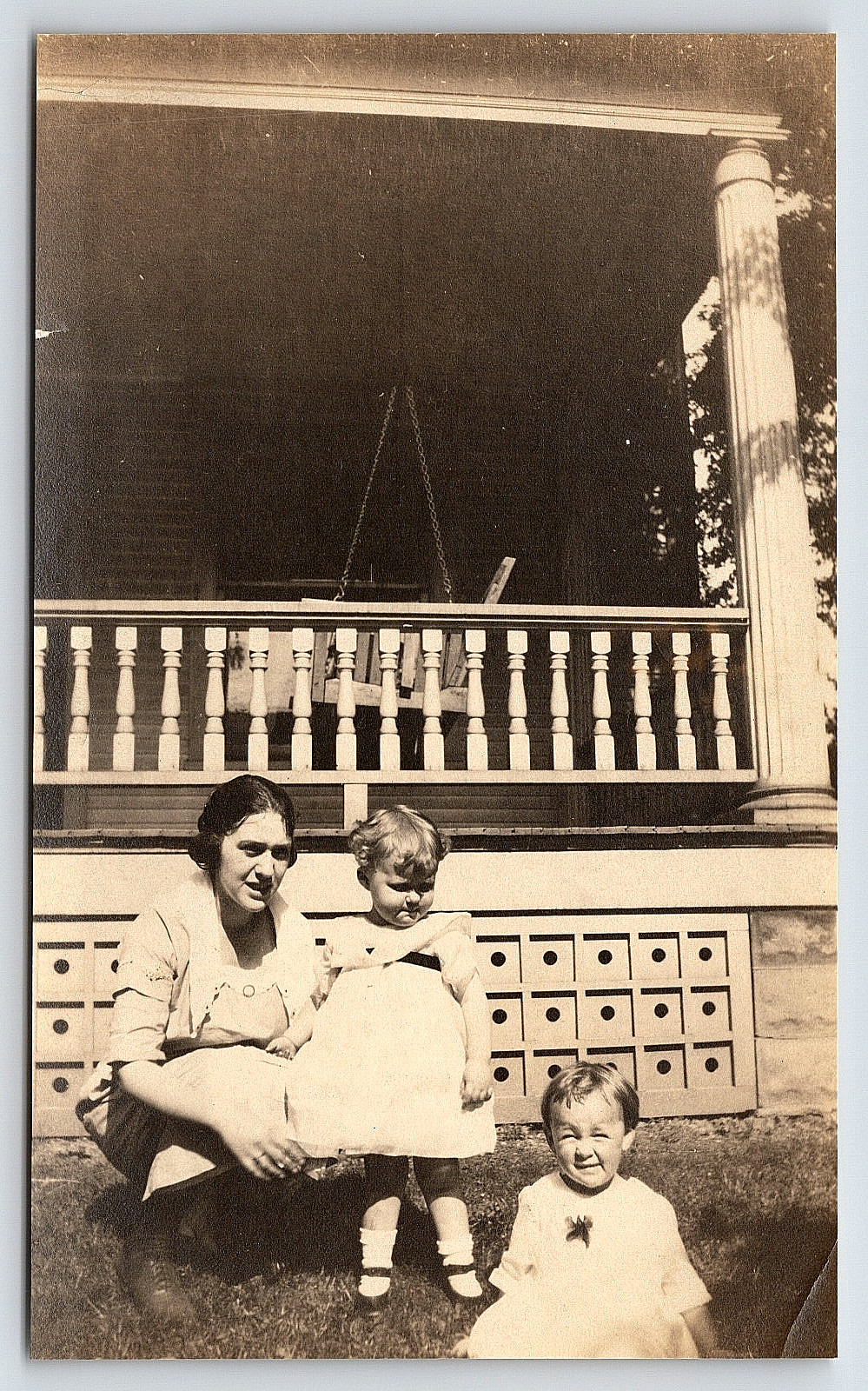 VINTAGE PHOTO OLD ANTIQUE FAMILY PICTURE MOTHER LADY GIRLS DRESSES HOME PORCH