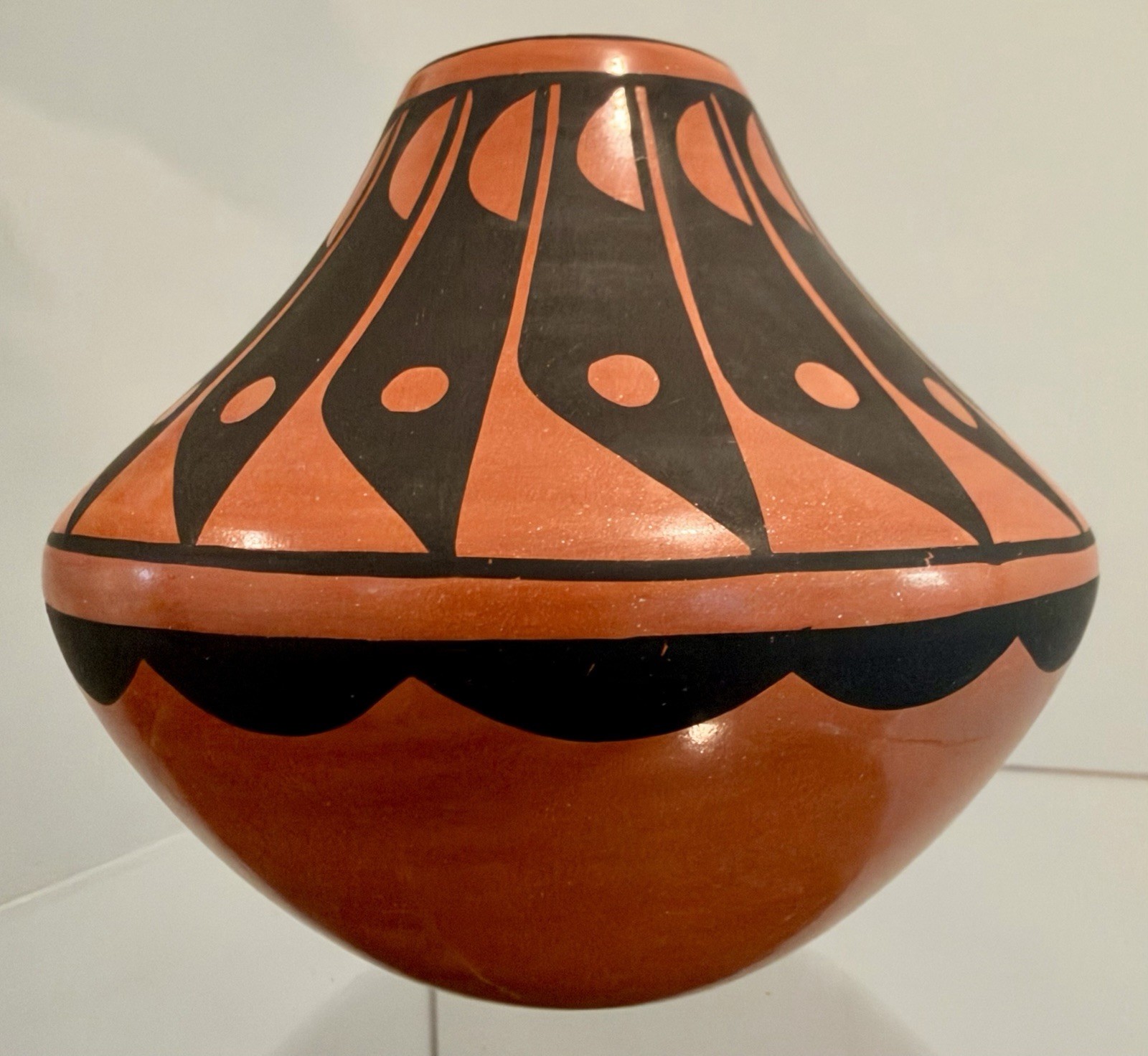 Beautiful Jemez small pot signed by Geraldine Sandia