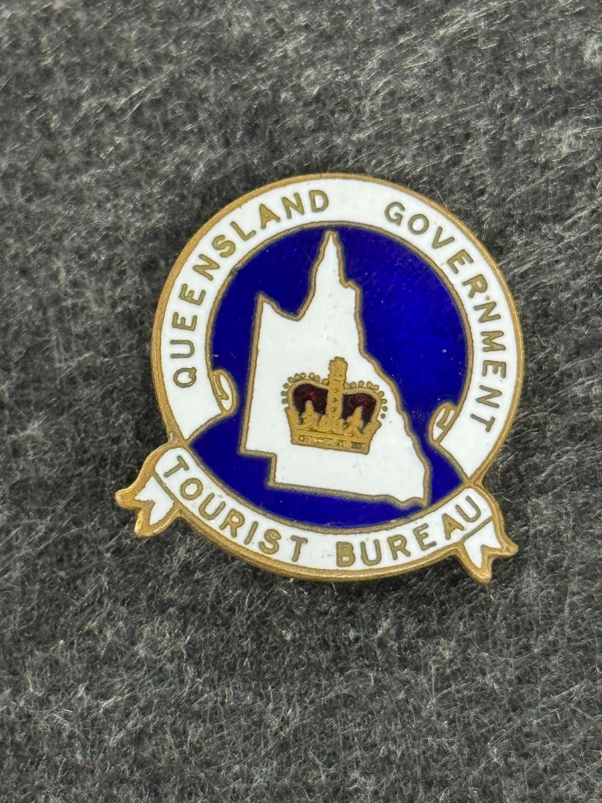 Queensland Government Tourist Bureau - Vintage Enamel Pin,Badge,Lapel - vintage