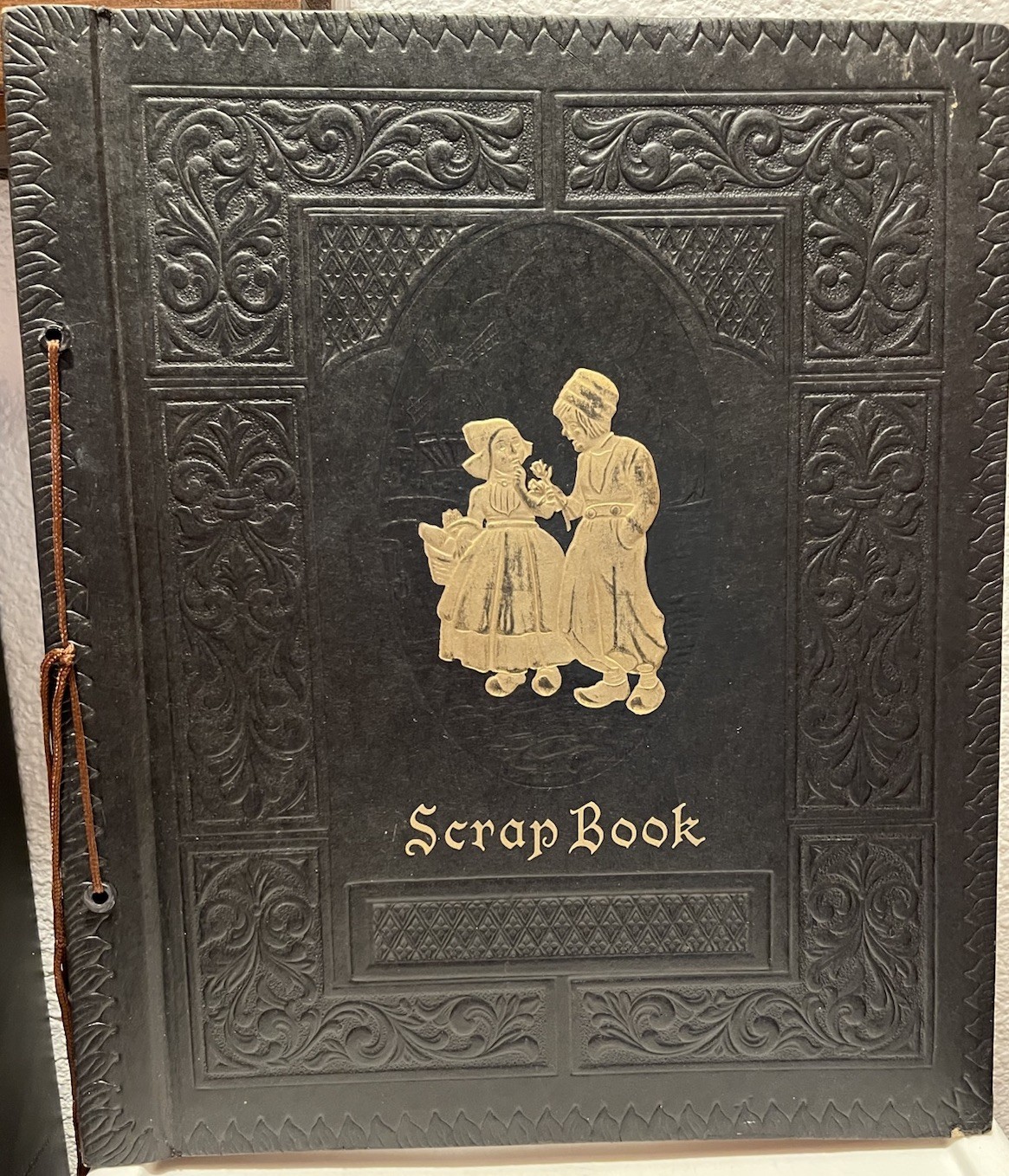VTG HARLICH SCRAPBOOK #2757 Dutch Boy & Girl Embossed BLACK LEATHERETTE 14.5x12