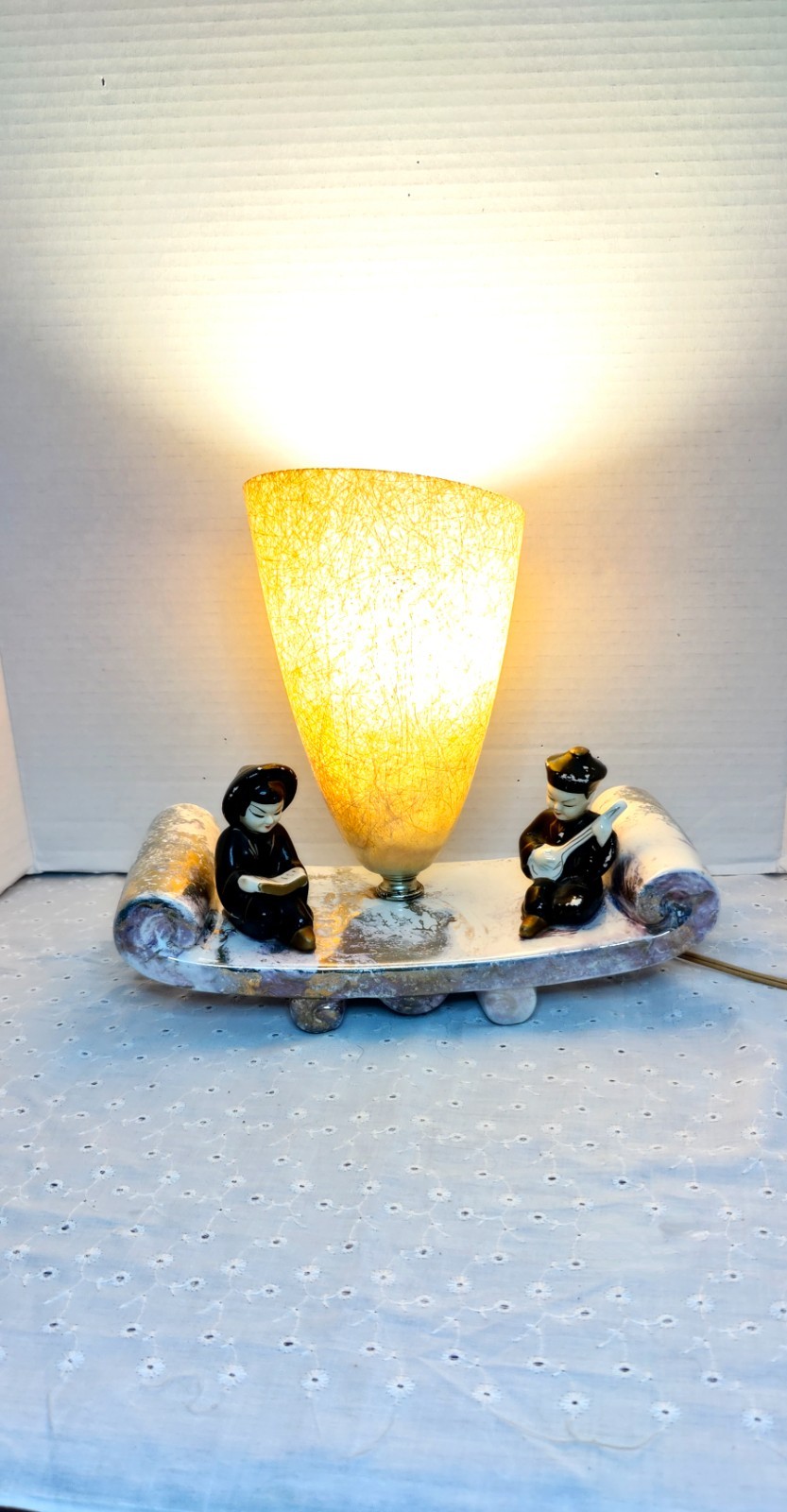 Vintage Original 50s Chalkware Metroware MCM Fiberglass Shade Asian TV Lamp 10