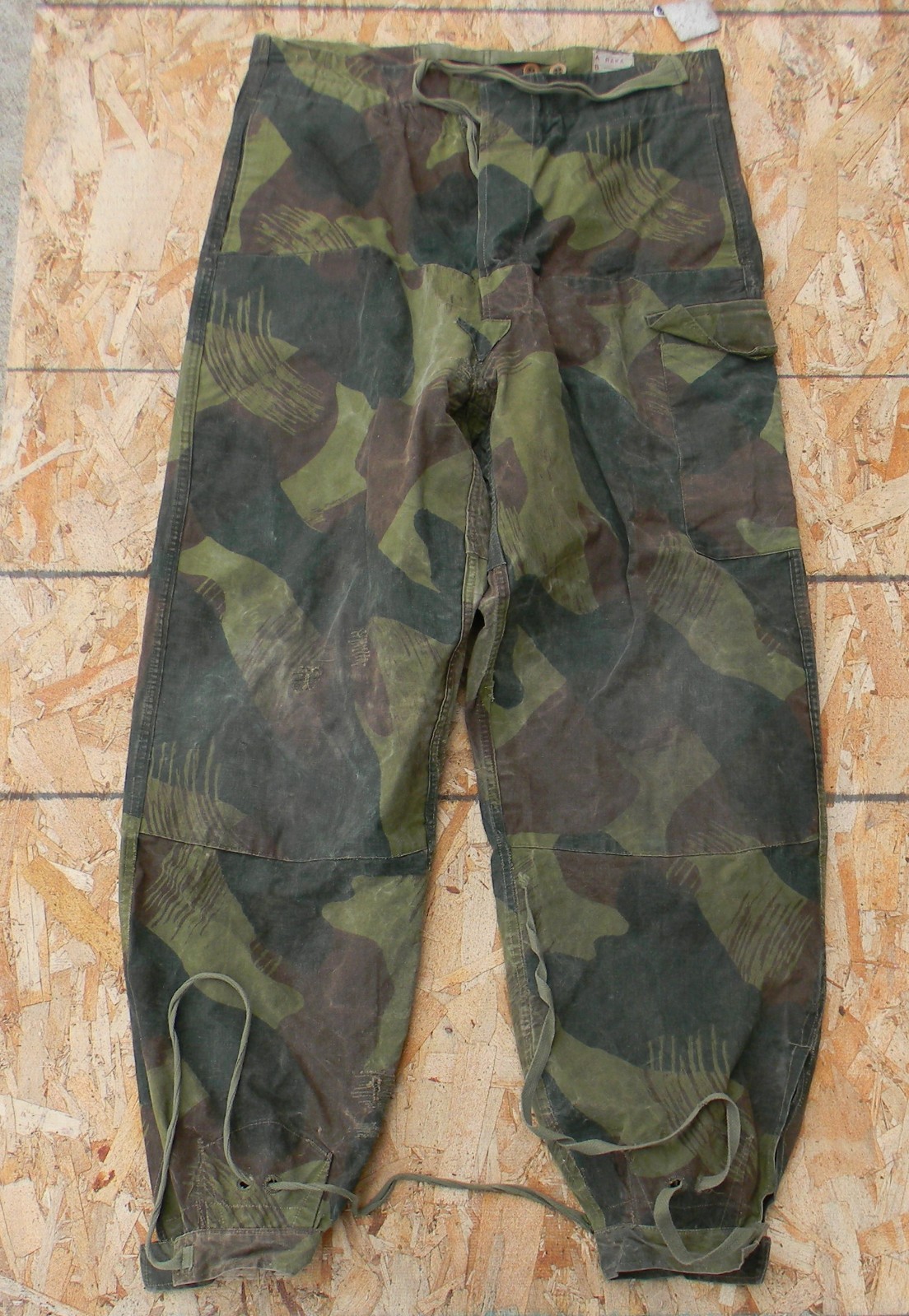 1950s Vintage Belgian Army Airborne Paratrooper Brushstroke Camo Trousers 1950s Vintage Belgian Army Airborne Paratrooper Brushstroke Camo Trousers