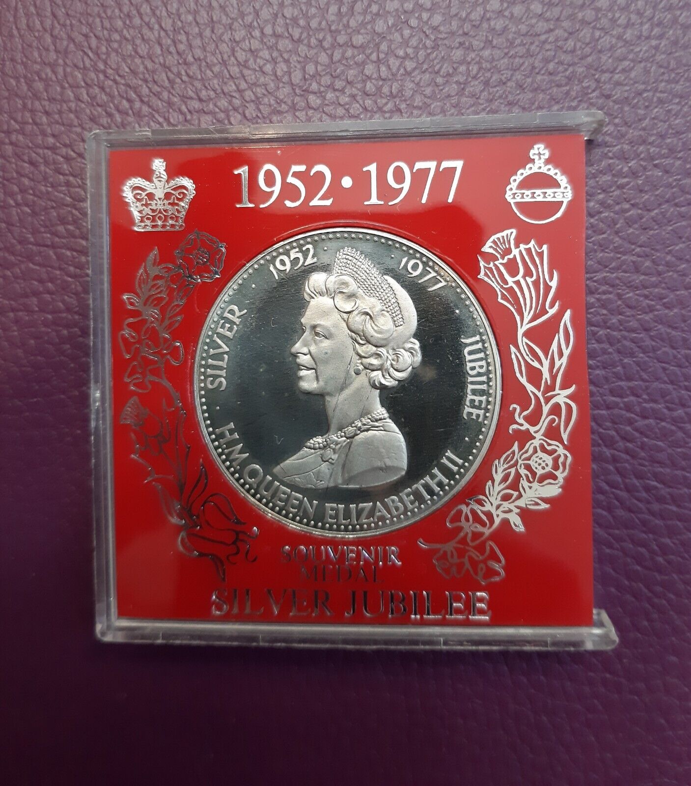 1977 Queen Elizabeth II Silver Jubilee Souvenir Medal Original Case. V.G.C.