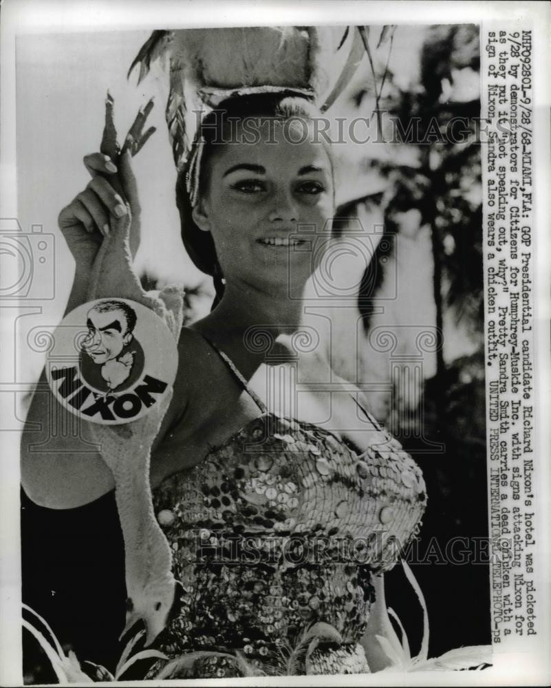 1968 Press Photo Sandra Smith Protesting Nixon  - nee47154