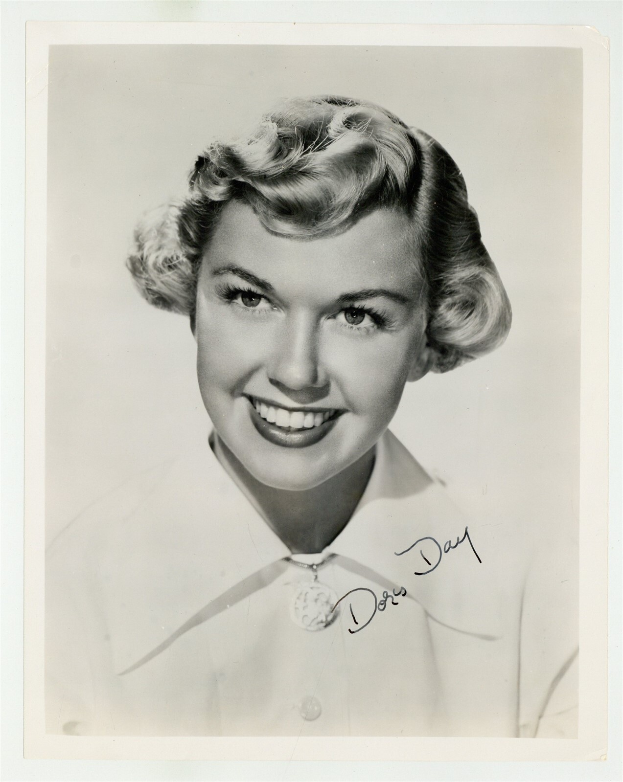 Doris Day 1944 Signed 8x10 Hollywood Actress Singer Photo Young Portrait J14188