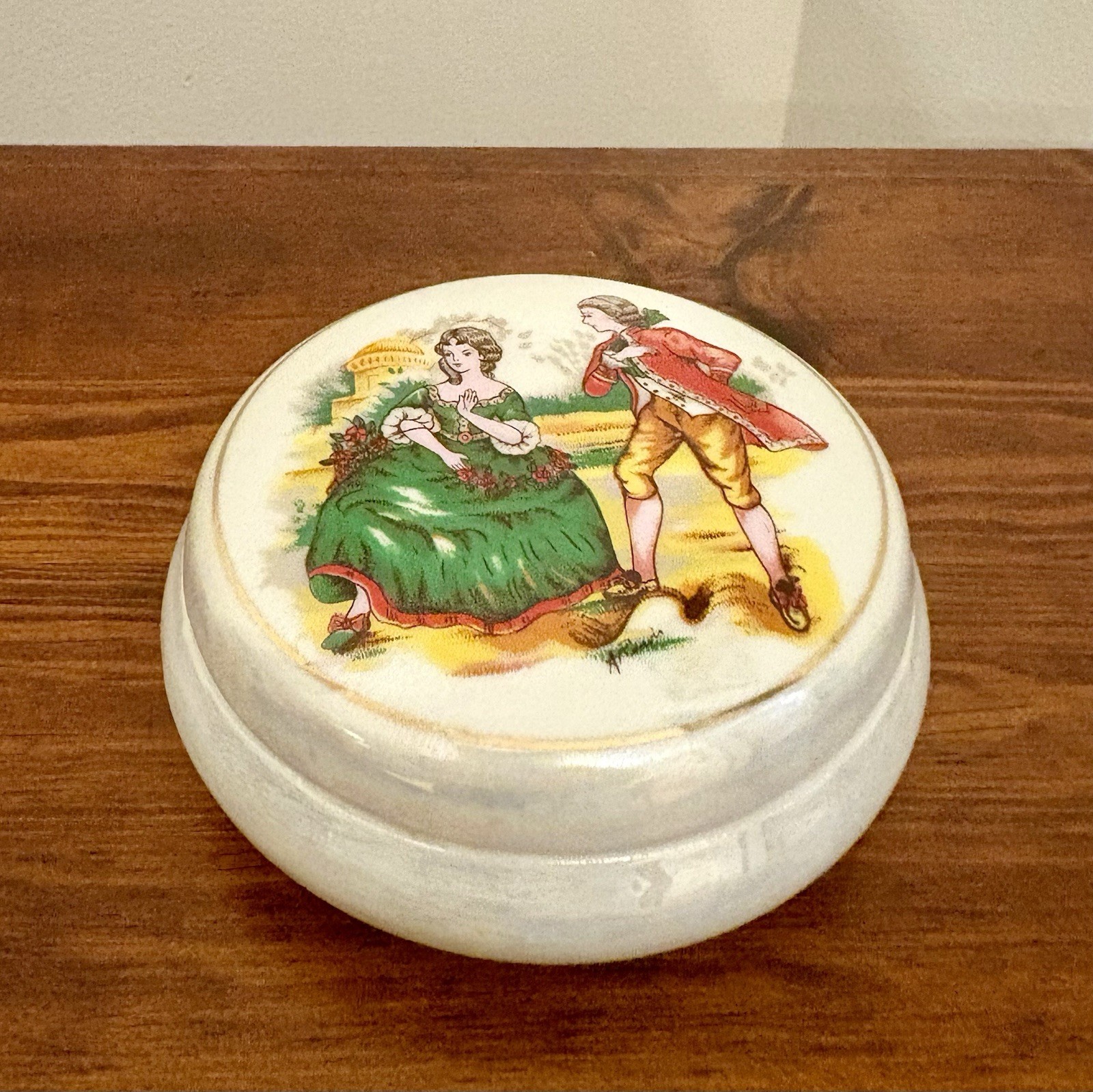 NWOB Vintage Diamond Fine China Korea Iridescent Courting Couple Trinket Box 4.5