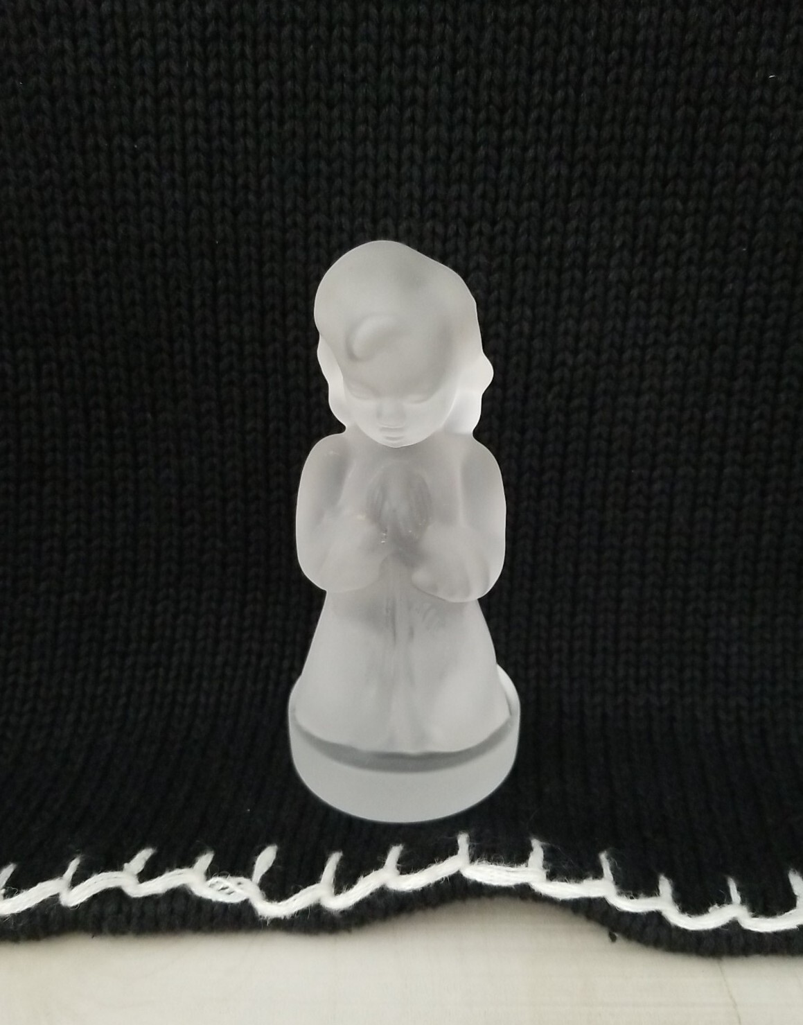 Crisa Kristaluxus 24% pbo Frosted Glass Girl Kneeling Praying Figurine