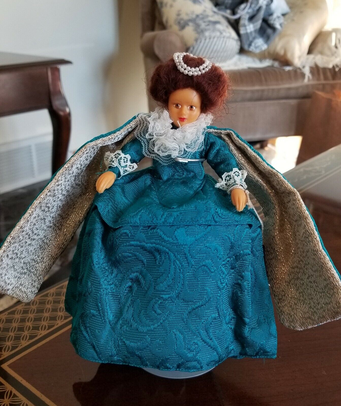Peggy Nesbit Dolls-Queen Elizabeth I- (1533-1603)H/214 Doll