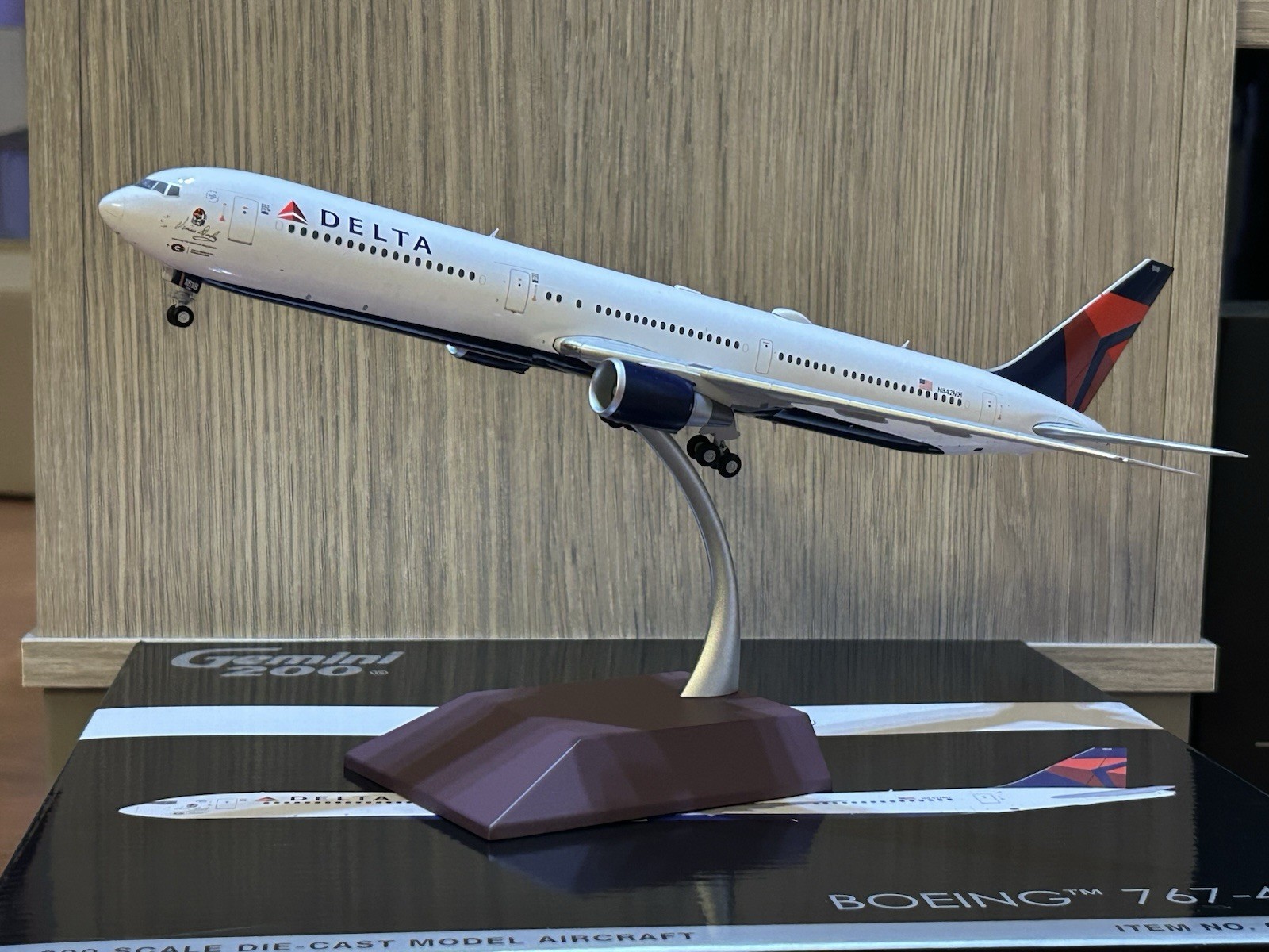 Gemini 200 1/200 Delta Air Lines 767-400 N842MH “Vince Dooley” New In Box