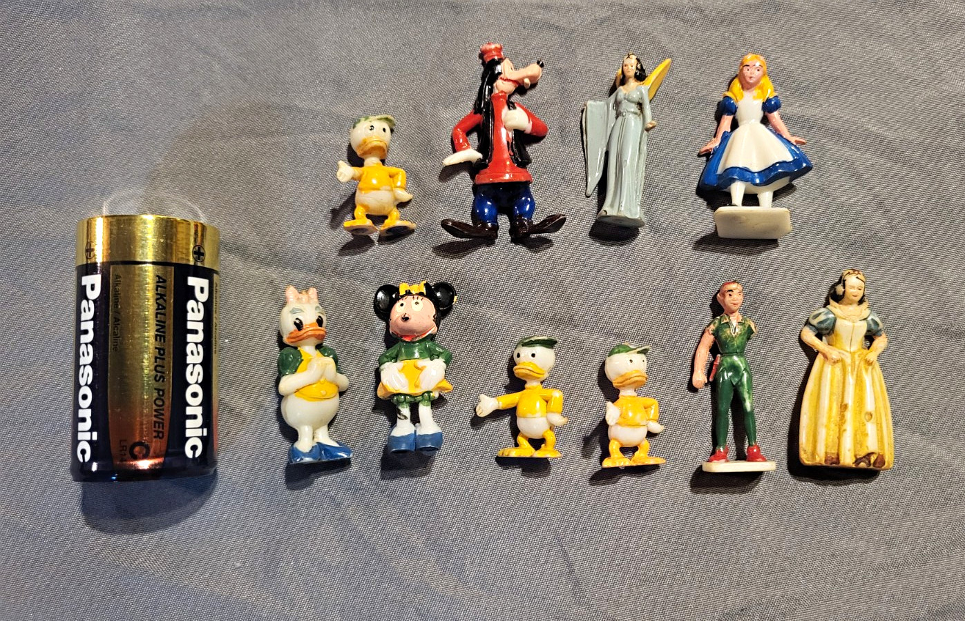 DISNEY MINI FIGURINES  1\