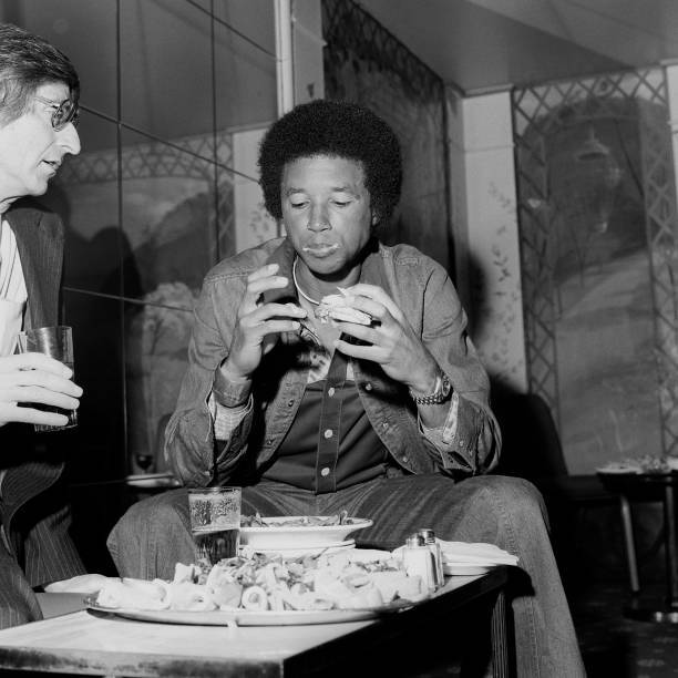 American Arthur Ashe Celebrated A Hamburger Hotel Defeating Jimmy - 1975 Photo American Arthur Ashe Celebrated A Hamburger Hotel Defeating Jimmy - 1975 Photo