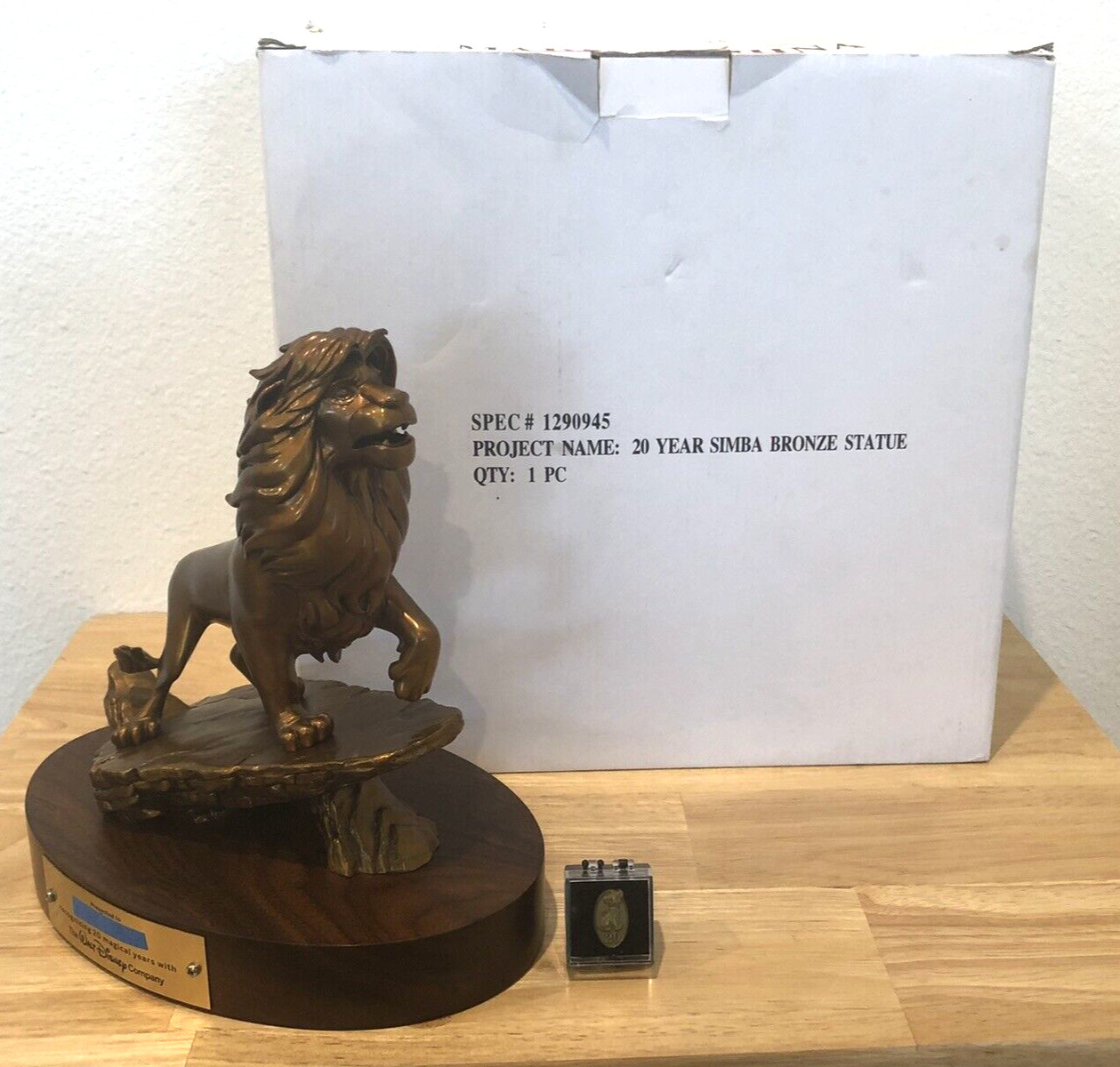 RARE DISNEY LION KING SIMBA 20 YEAR CAST MEMBER SERVICE AWARD WITH PIN AND BOX