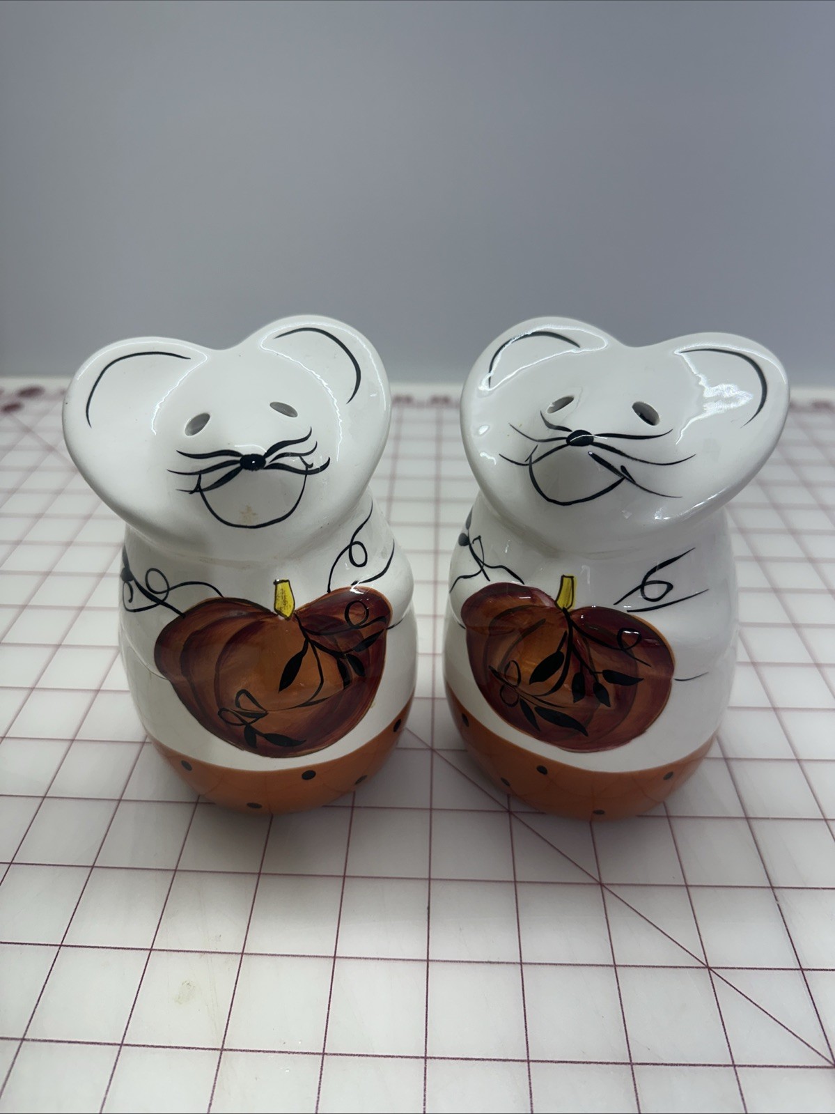 2 Vintage Ceramic Salt Pepper Shakers Laurie Gates Smiling Mice Holding Pumpkins