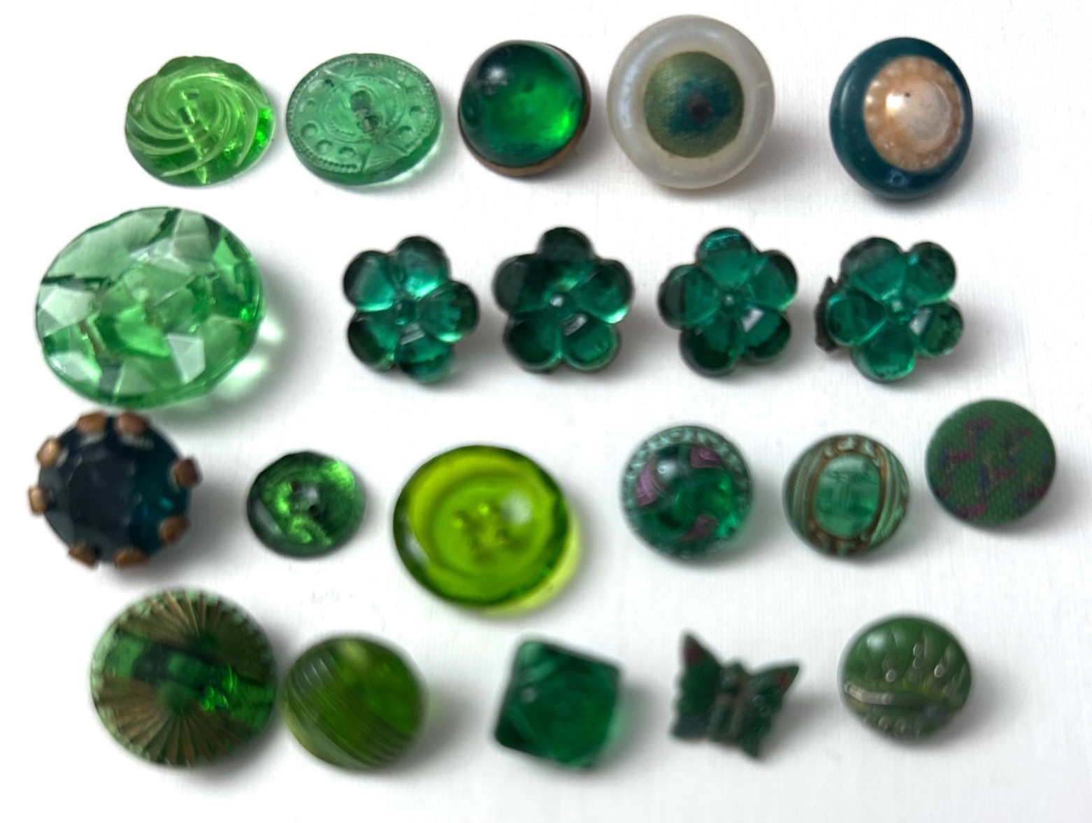 Variety of 18 Dimi & Small Vintage GREEN Glass Buttons #1520