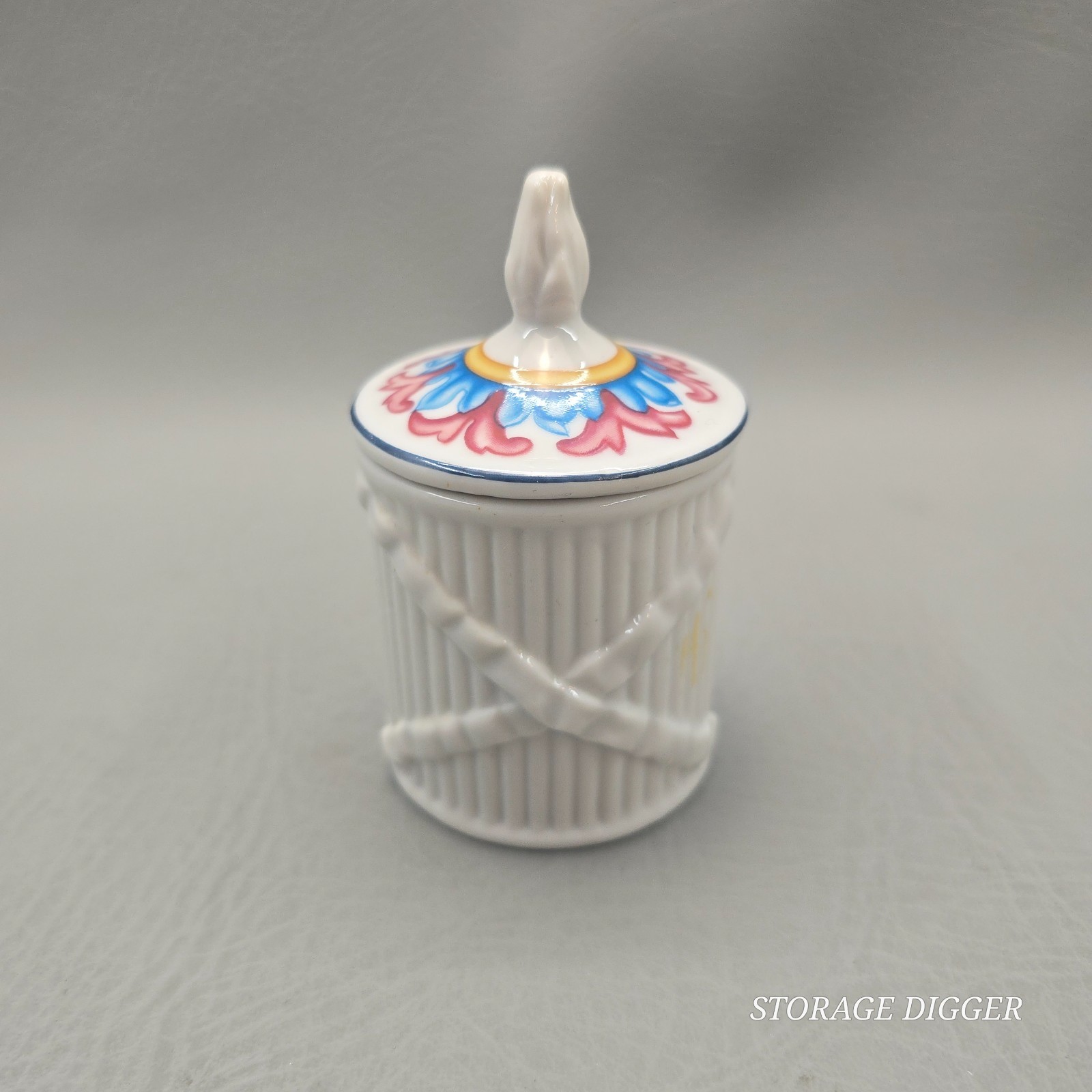 Vintage Palais De Versailles Elizabeth Arden Ceramic Powder Jar Trinket Box
