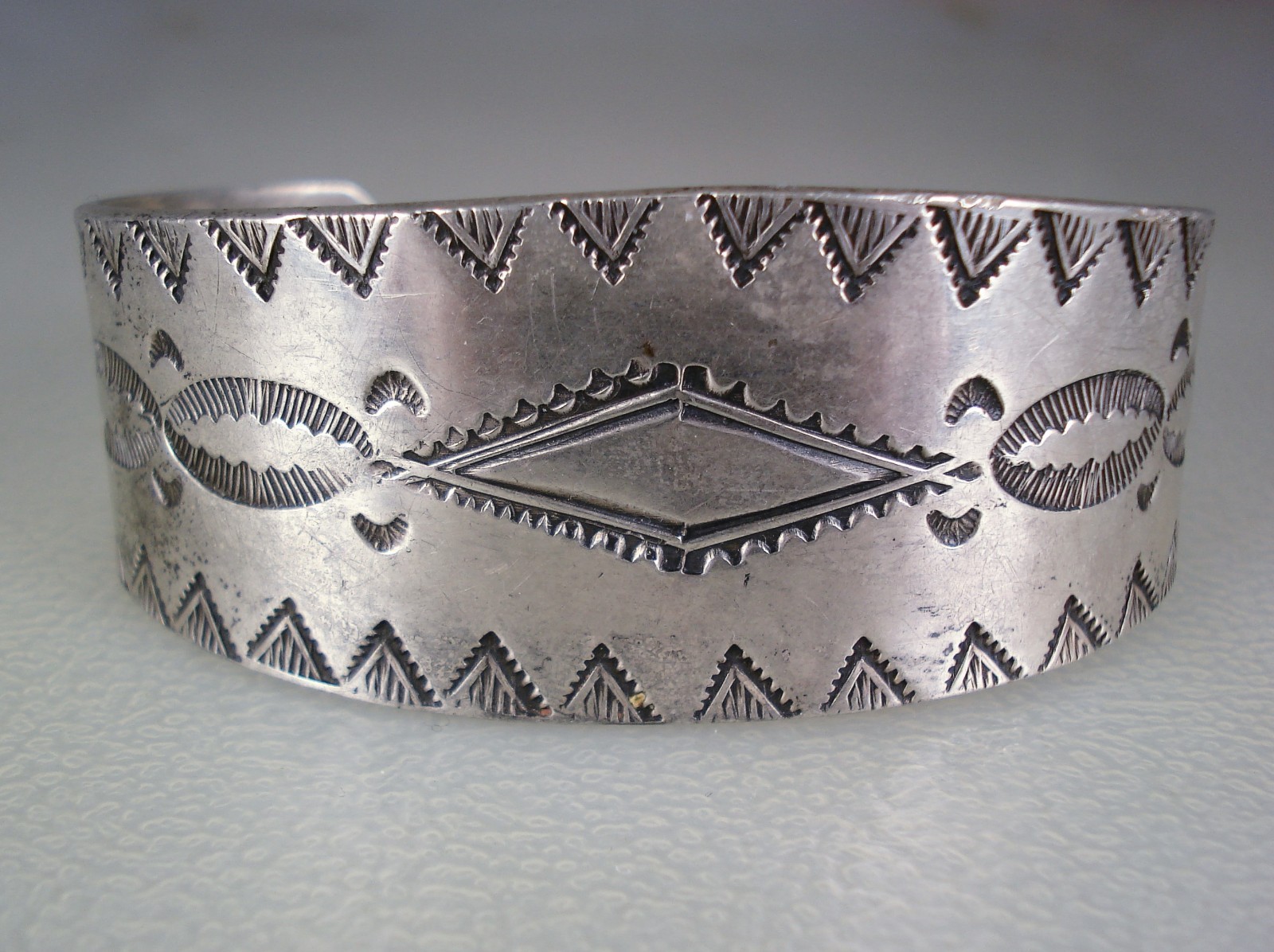 CLASSIC OLD NAVAJO FILE STAMPED STERLING SILVER BRACELET