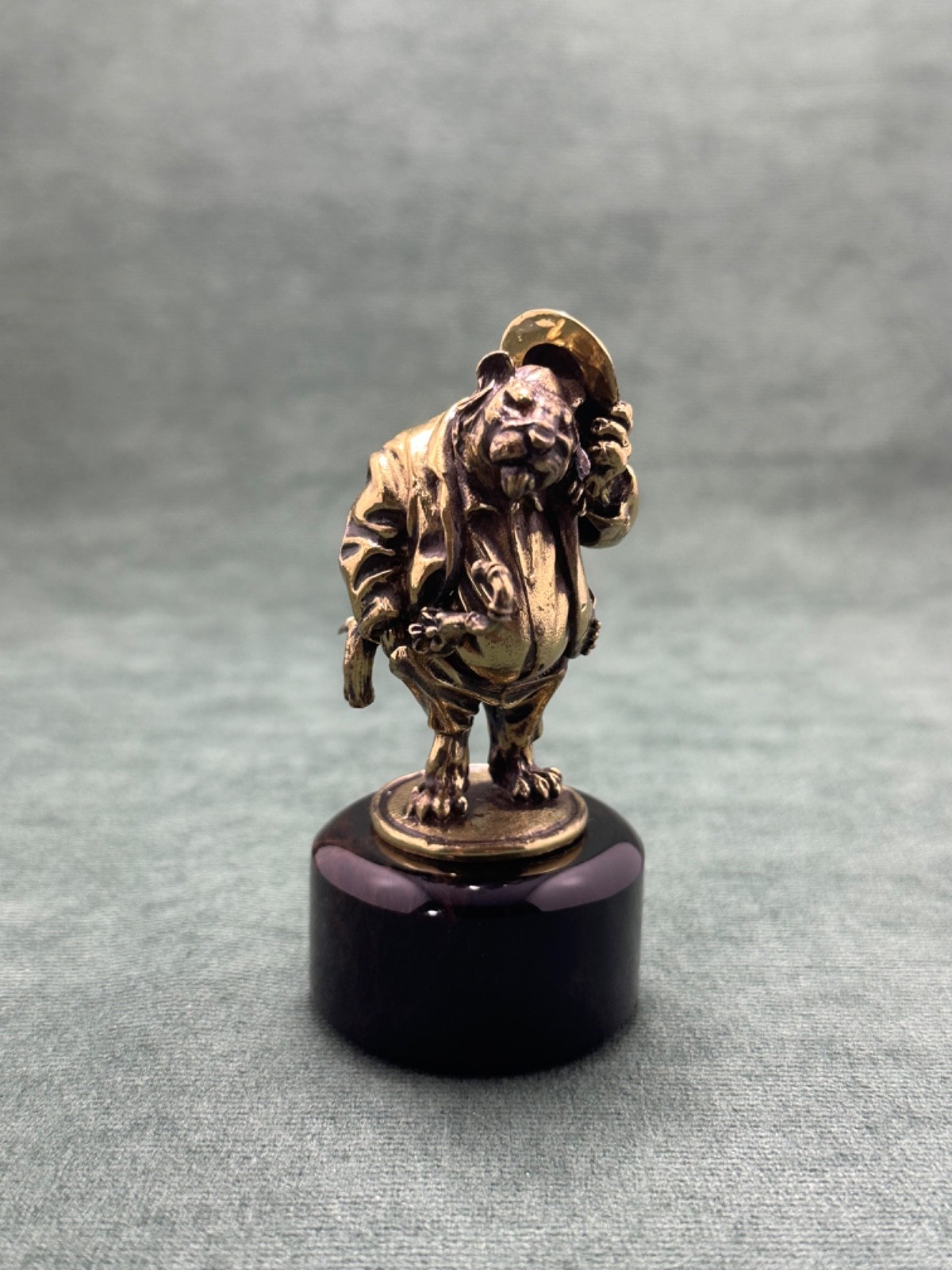 Gentleman Lion  Figurine Cast Bronze Statuette Sculpture Base In Obsidian Stone