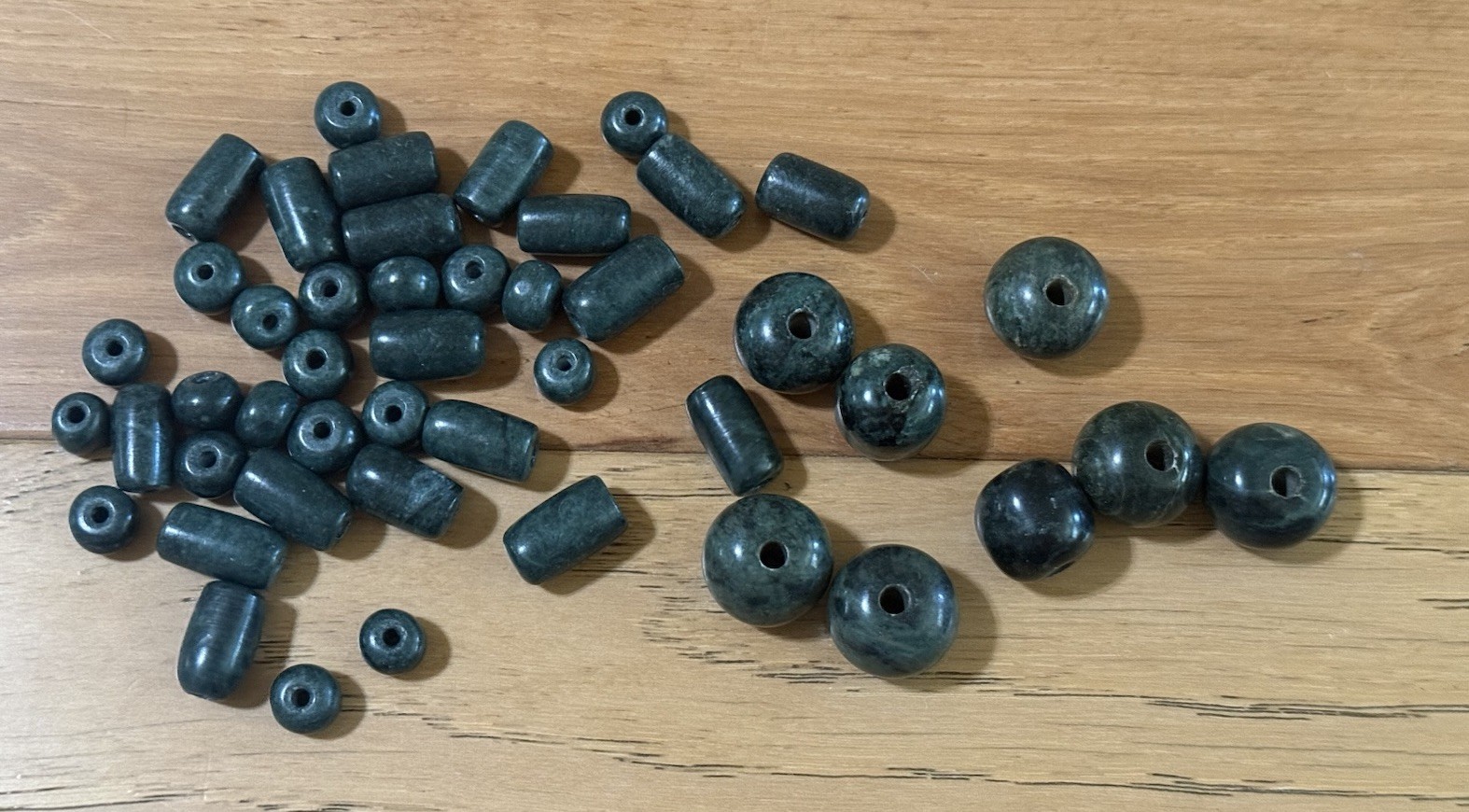 LOT ANTIQUE PRE-COLUMBIAN/ANCIENT? GUATEMALAN? STONE GREEN JADE BEADS ARTIFACTS LOT ANTIQUE PRE-COLUMBIAN/ANCIENT? GUATEMALAN? STONE GREEN JADE BEADS ARTIFACTS