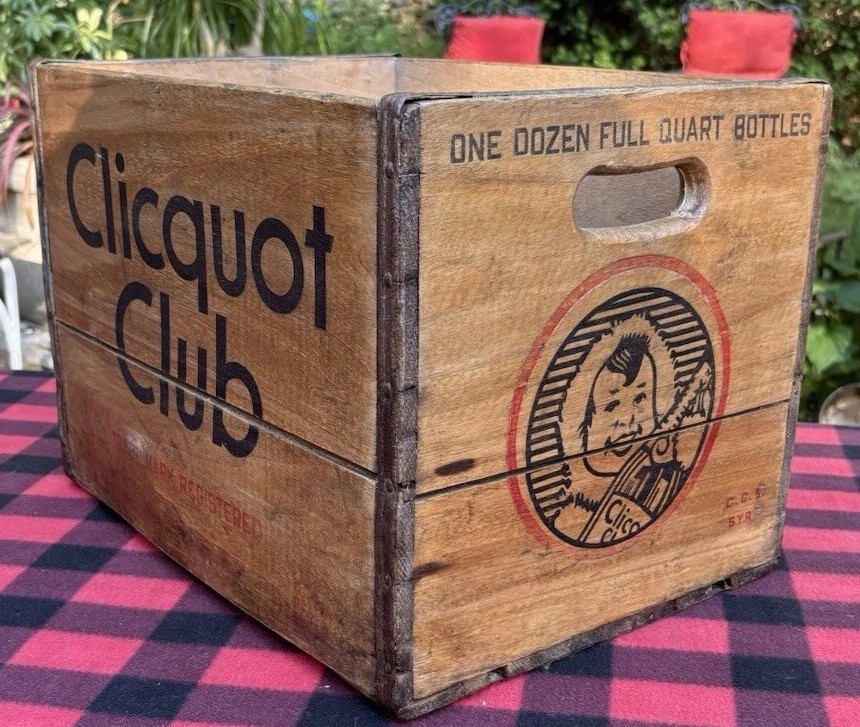 VINTAGE CLICQUOT CLUB WOOD SODA CRATE CLEAN FULL SIZE