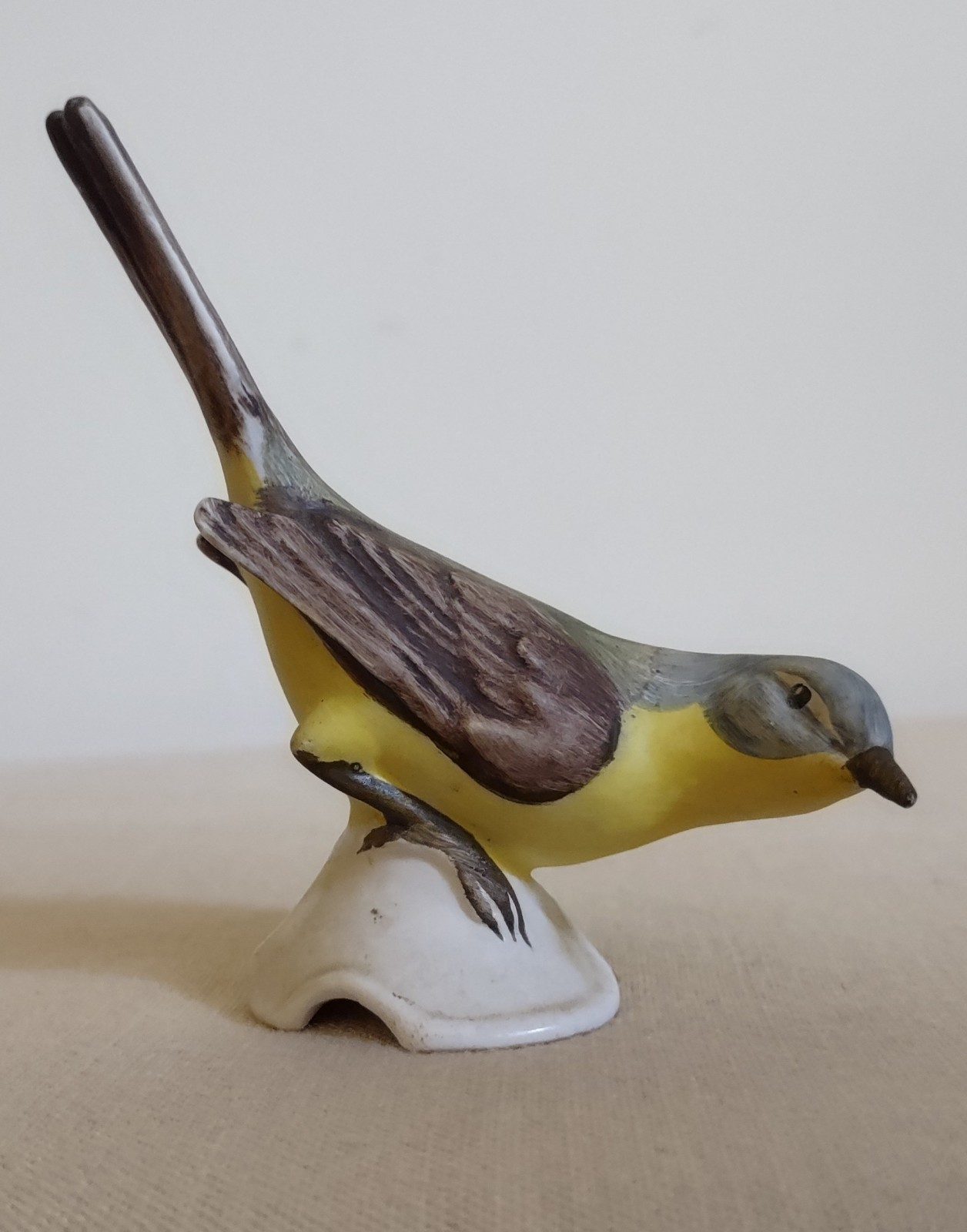 Vintage Goebel Yellow Wagtail Porcelain Bird Figurine CV32, 3.5\