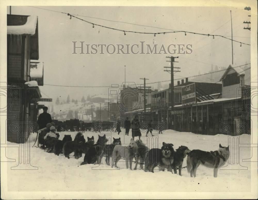 1928 Press Photo Musher with his pack of dogs during a sled dog race - piz04133