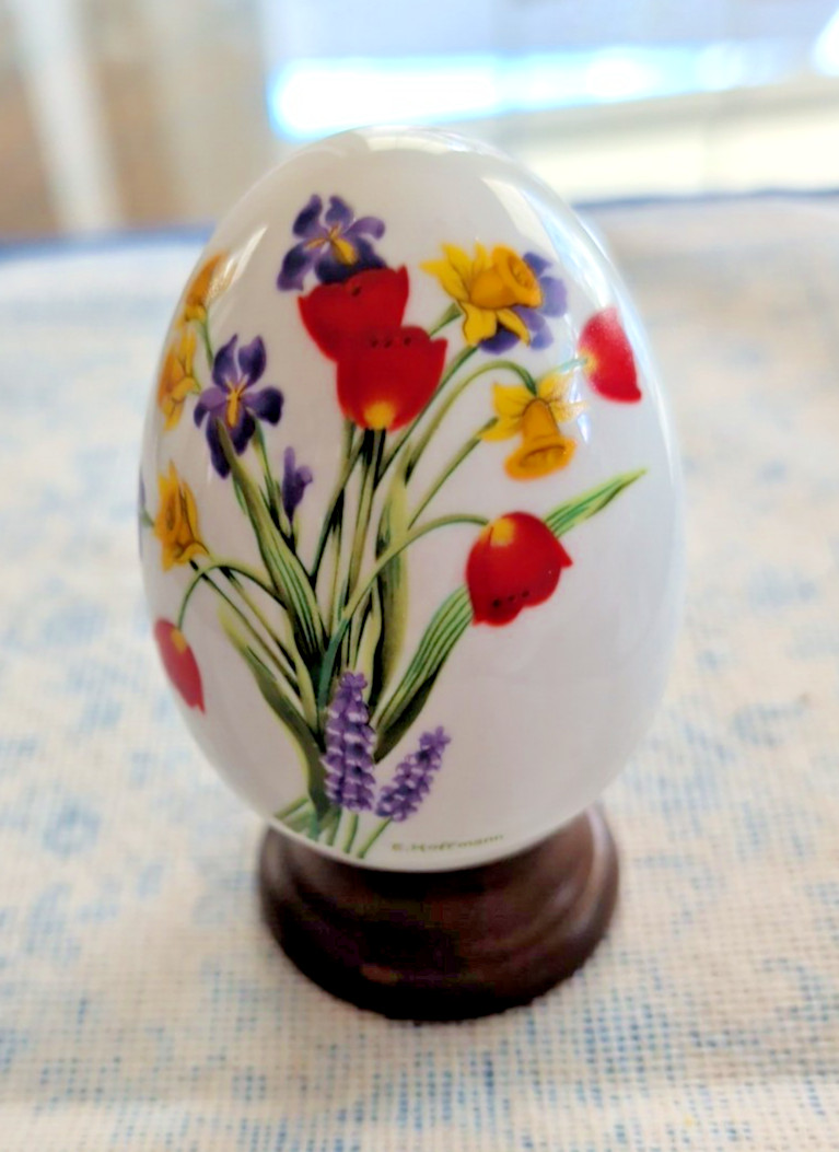 Avon Decorative Porcelain Egg w/ Spring Brilliance Flowers 1988 Vintage