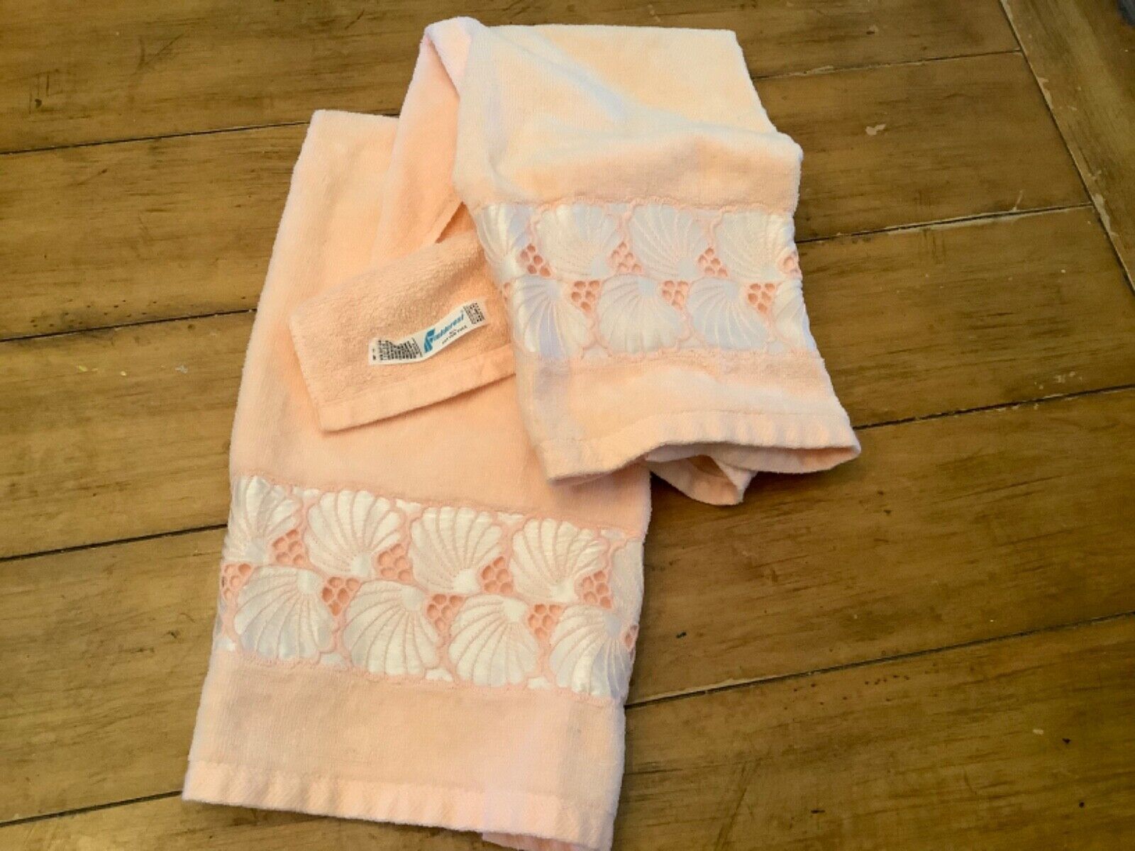 Vintage Fieldcrest Pink Shell embroidered trim large Hand Towels 26”x 16\