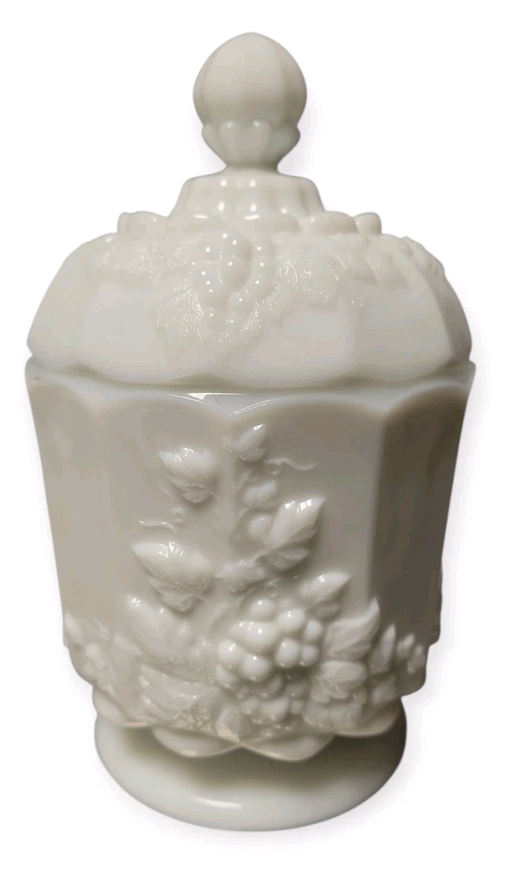 WESTMORELAND Milk Glass Covered Candy Dish Grape & Leaf Design Vintage 1950\'s