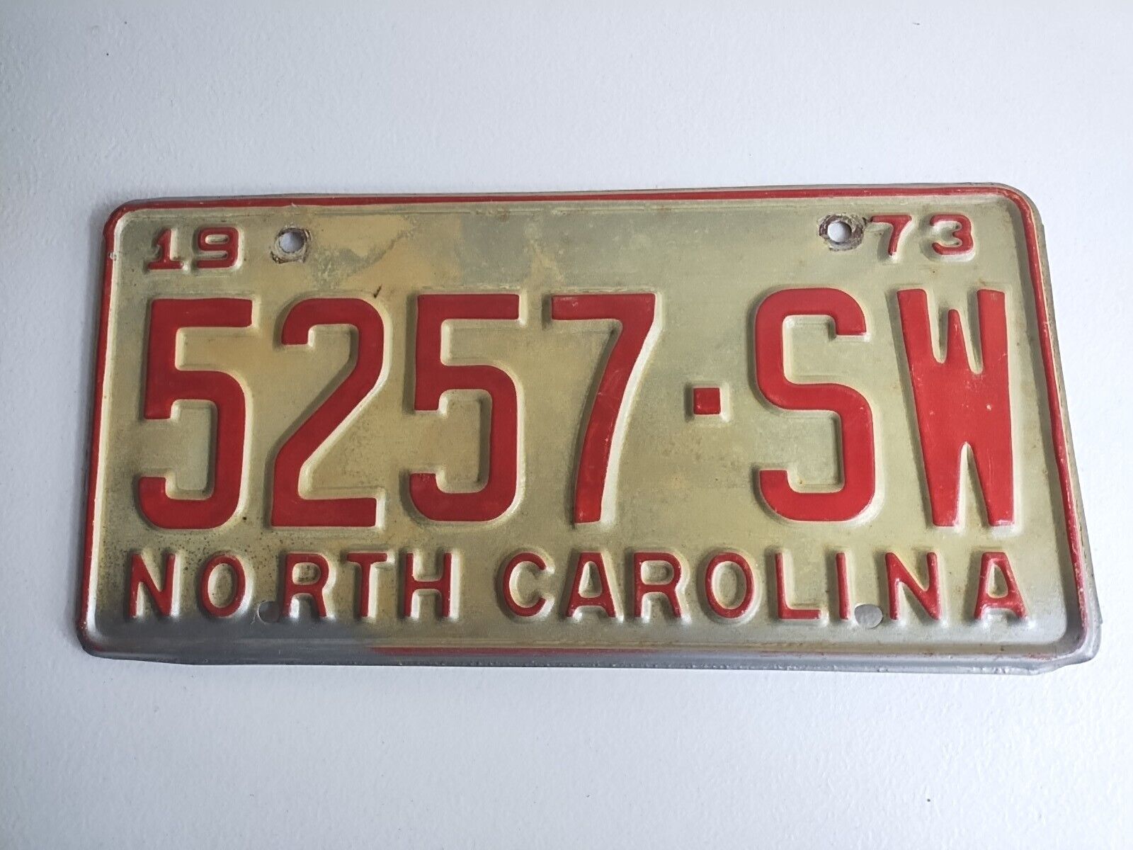 Vintage ORIGINAL 1973 NORTH CAROLINA NC LICENSE PLATE TAG 5257-SW RED ON WHITE
