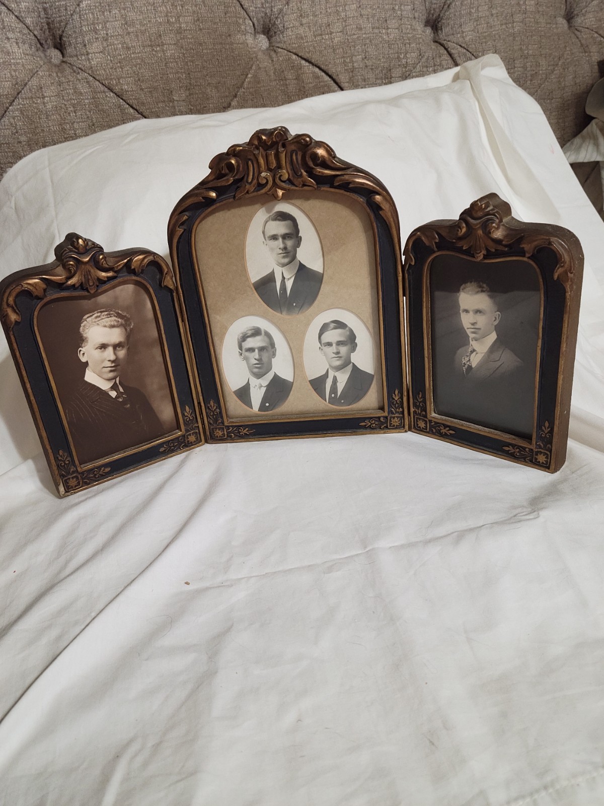 Vntg/Antq Ornate Wood Trifold Hinged Edwardian Style Picture Frame w/Sepia Pics