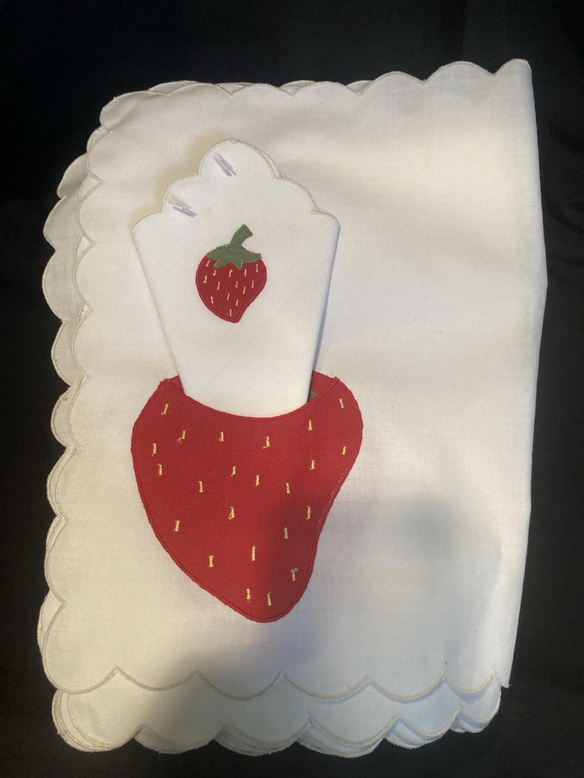 Vintage Linen Set of 4 Strawberry Placemats 1 Napkin 5 Pieces \