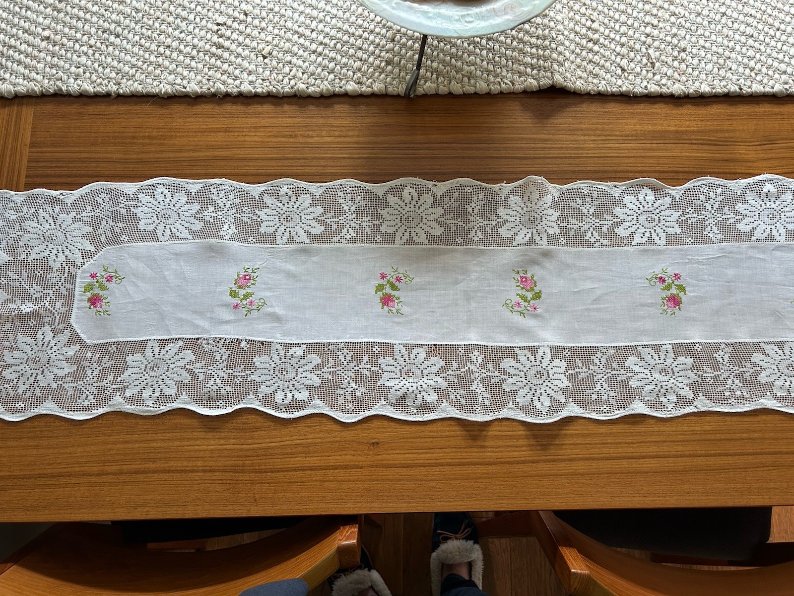 VINTAGE Linen With Lace Edging And Cross Stitched Flowers Runner Very Old.