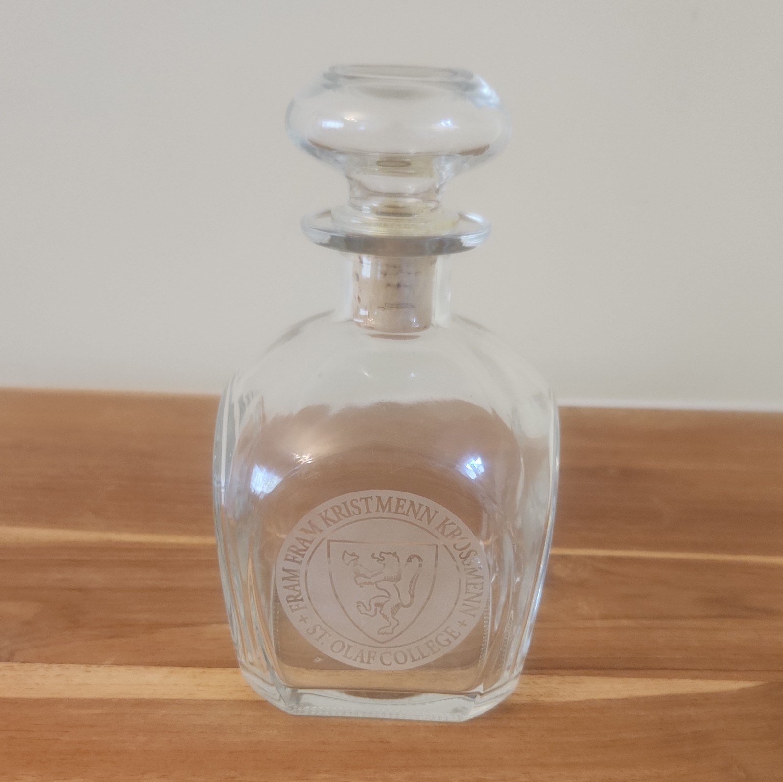 St. Olaf College Fram Fram Kristmenn Krossmenn Crest Logo Clear Glass Decanter