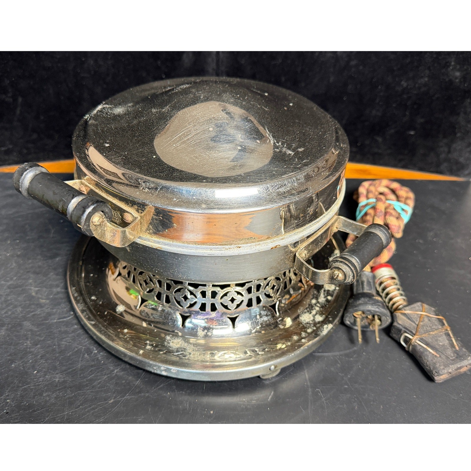 Vintage Universal Landers Frary & Clark E9314 Waffle Iron-Chrome Art Deco WORKS Vintage Universal Landers Frary & Clark E9314 Waffle Iron-Chrome Art Deco WORKS