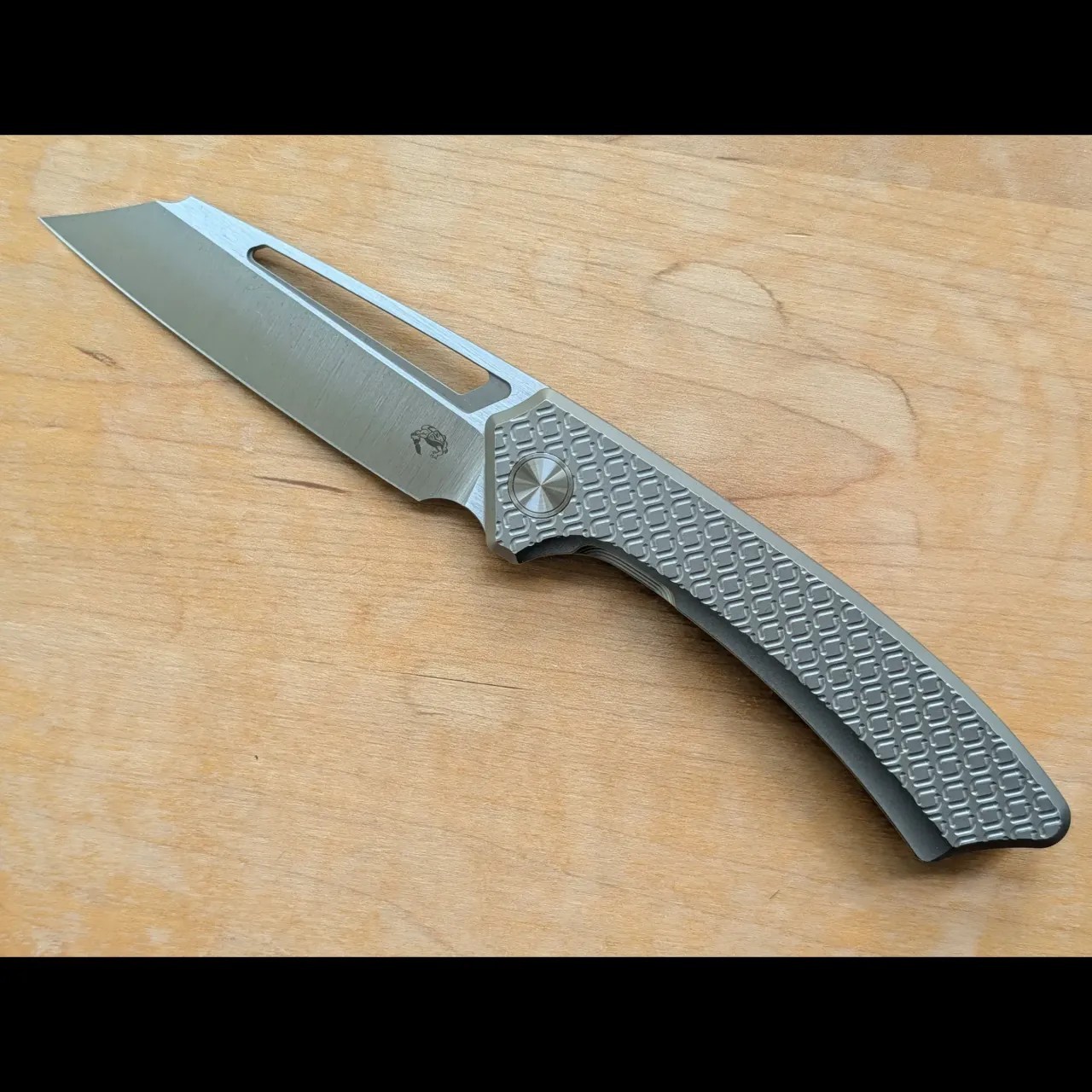 GECKO CUSTOMZ KNIFEWORKS PICTUS XL DIAMOND FRAG STONEWASH S90V BLADE SHOW 2026 GECKO CUSTOMZ KNIFEWORKS PICTUS XL DIAMOND FRAG STONEWASH S90V BLADE SHOW 2026