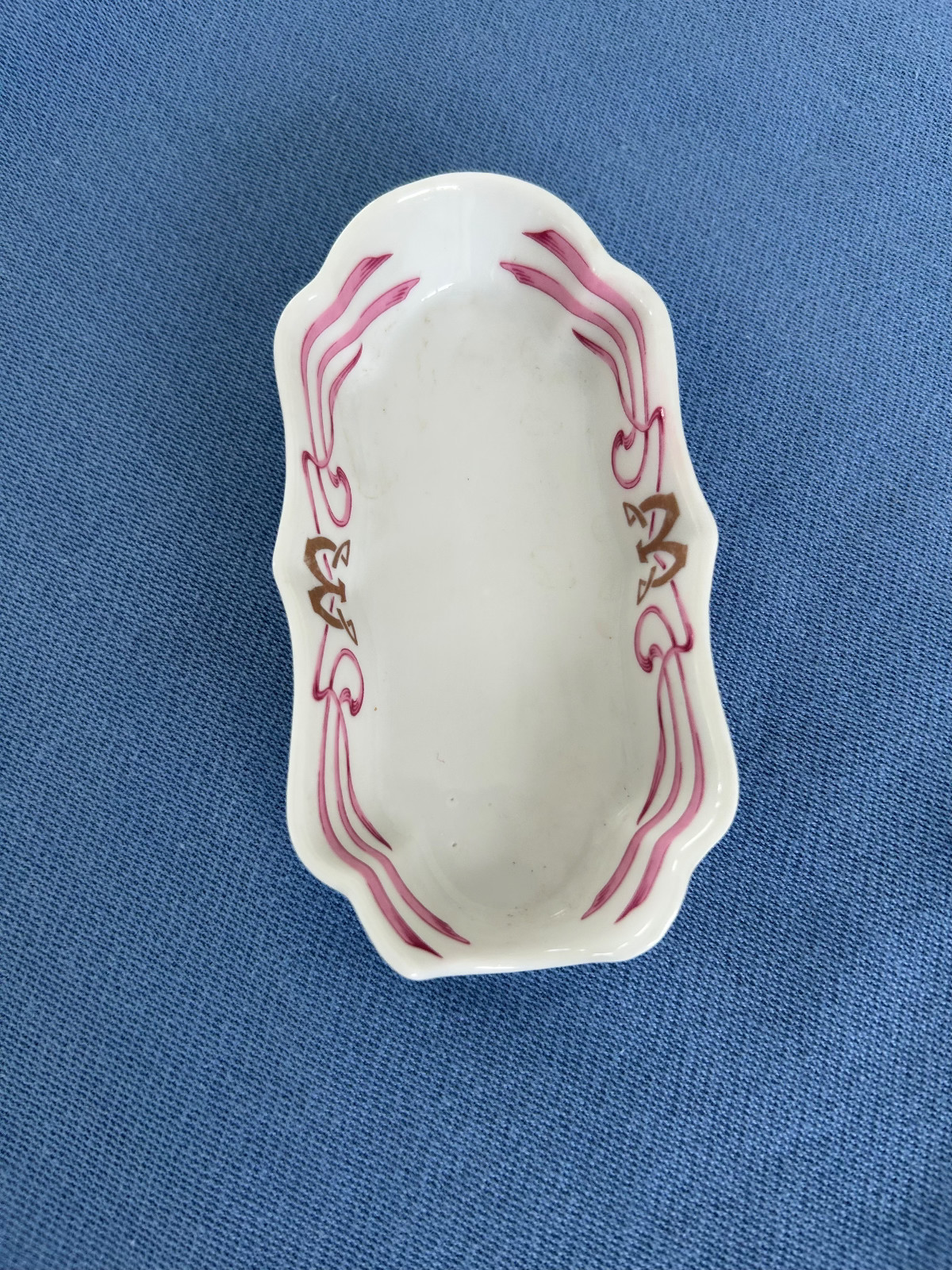 Maxim\'s Paris Vintage Art Deco Ashtray measuring 4.5\
