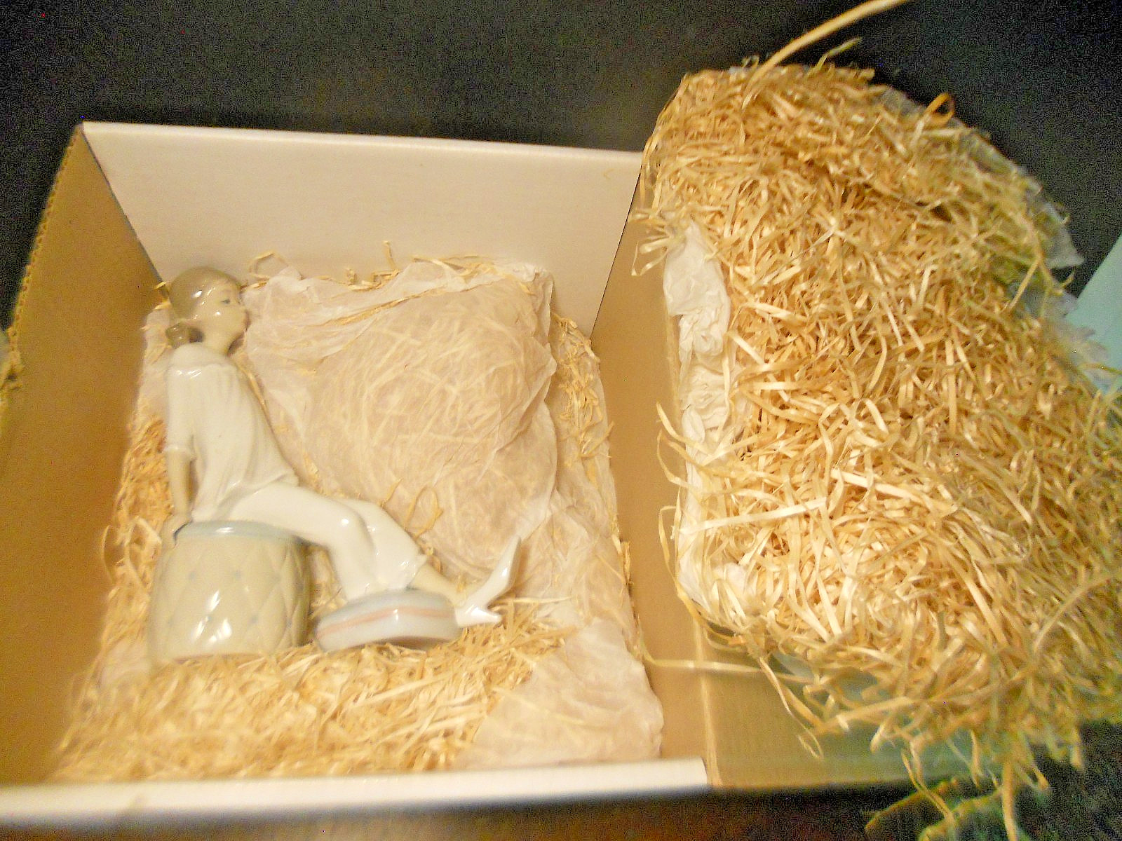 LLADRO  1084  GIRL With MOTHER\'S SHOE Figurine ORIG BOX  Mib Nice RETIRED w BOX
