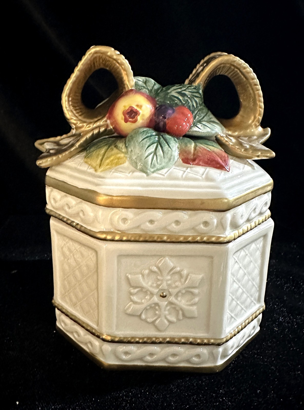 Fitz and Floyd Classics Snowy Woods Octagonal Lidded Trinket Box Gold Bow Fruit Fitz and Floyd Classics Snowy Woods Octagonal Lidded Trinket Box Gold Bow Fruit