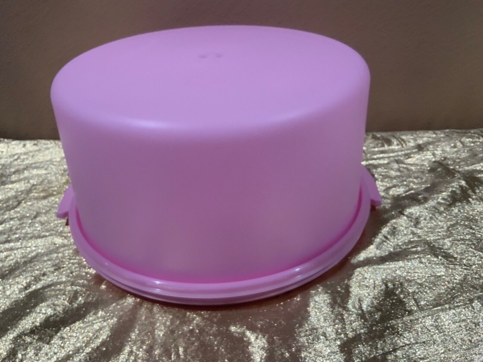 New Tupperware Beauty UNIQUE And HUGE Round Cake Pie Keeper with PINK Color