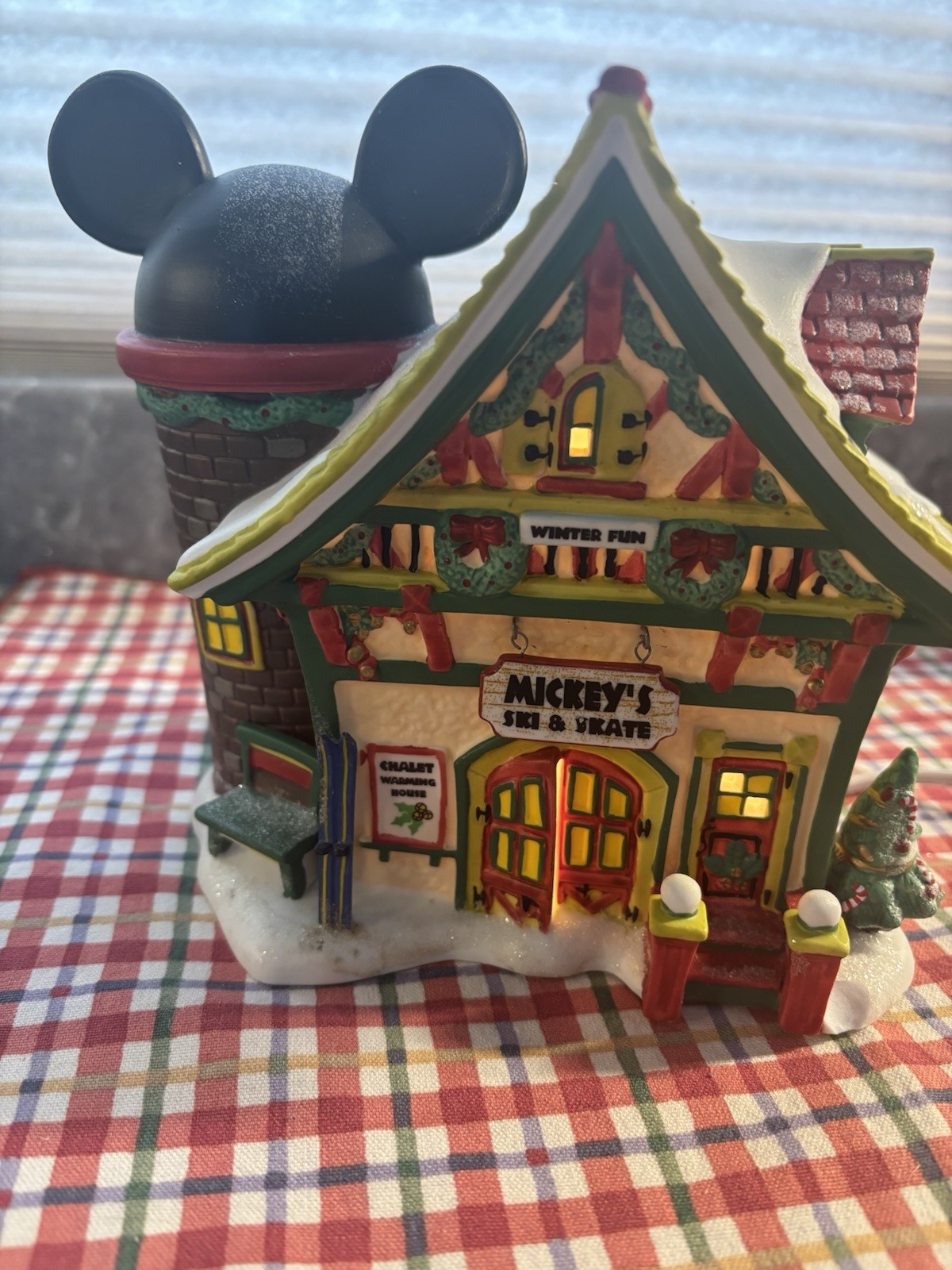 Dept 56 Disney “Mickey’s Ski & Skate Shop” Illuminated 2009 Christmas Village
