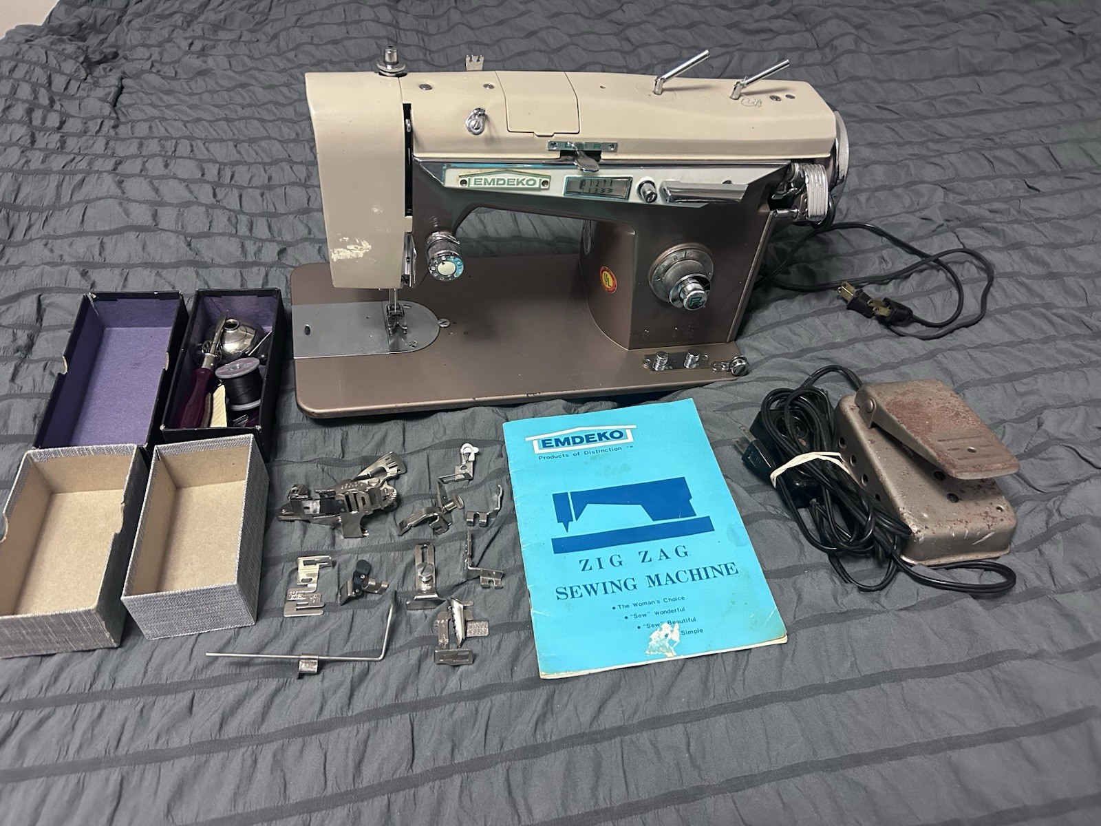 Vintage EMDEKO Zig Zag Quality Home Sewing Machine All Metal Made in Japan 