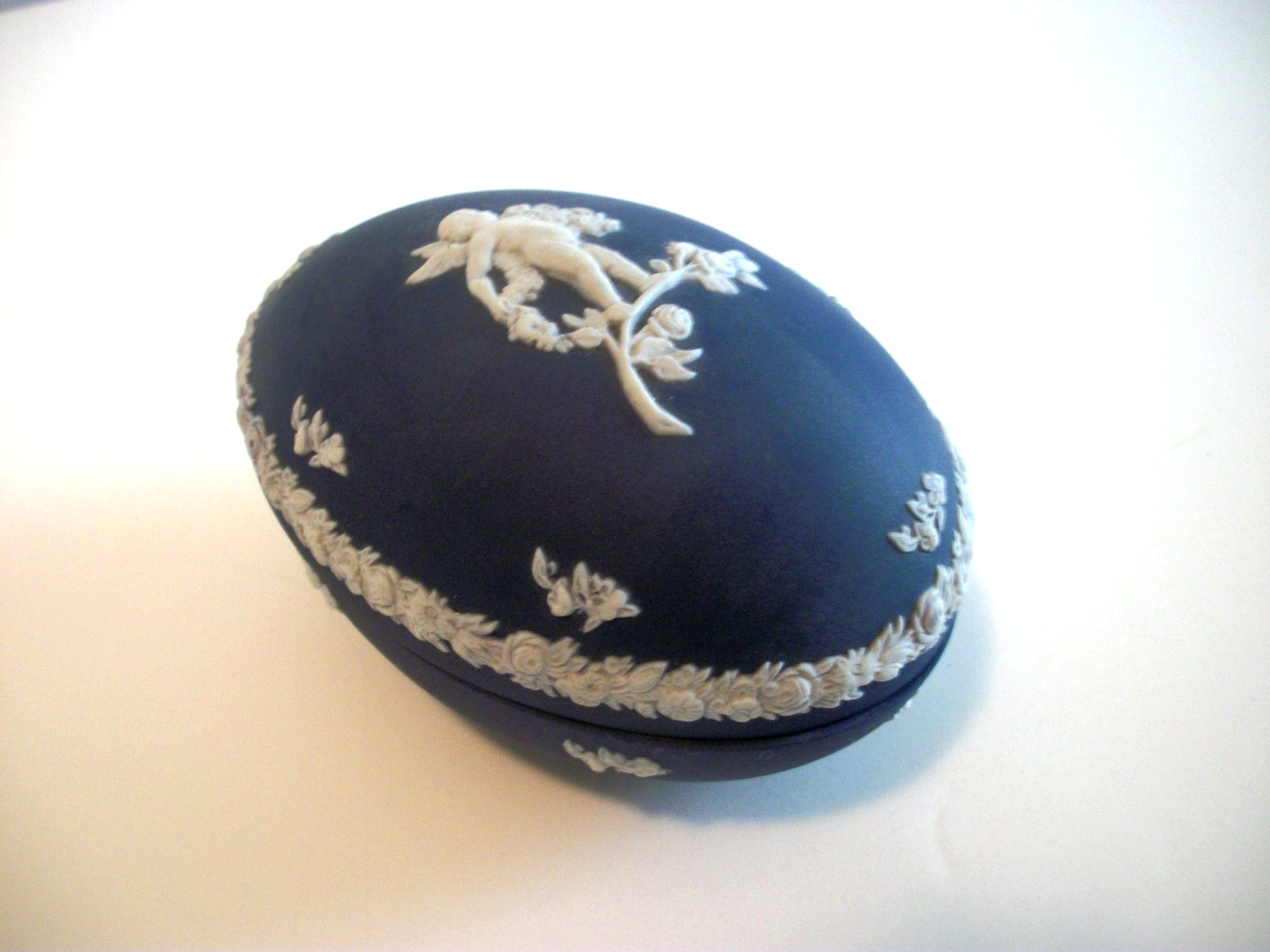 Vtg Wedgwood Jasperware Dark Blue Winged Cherub Egg Trinket Box