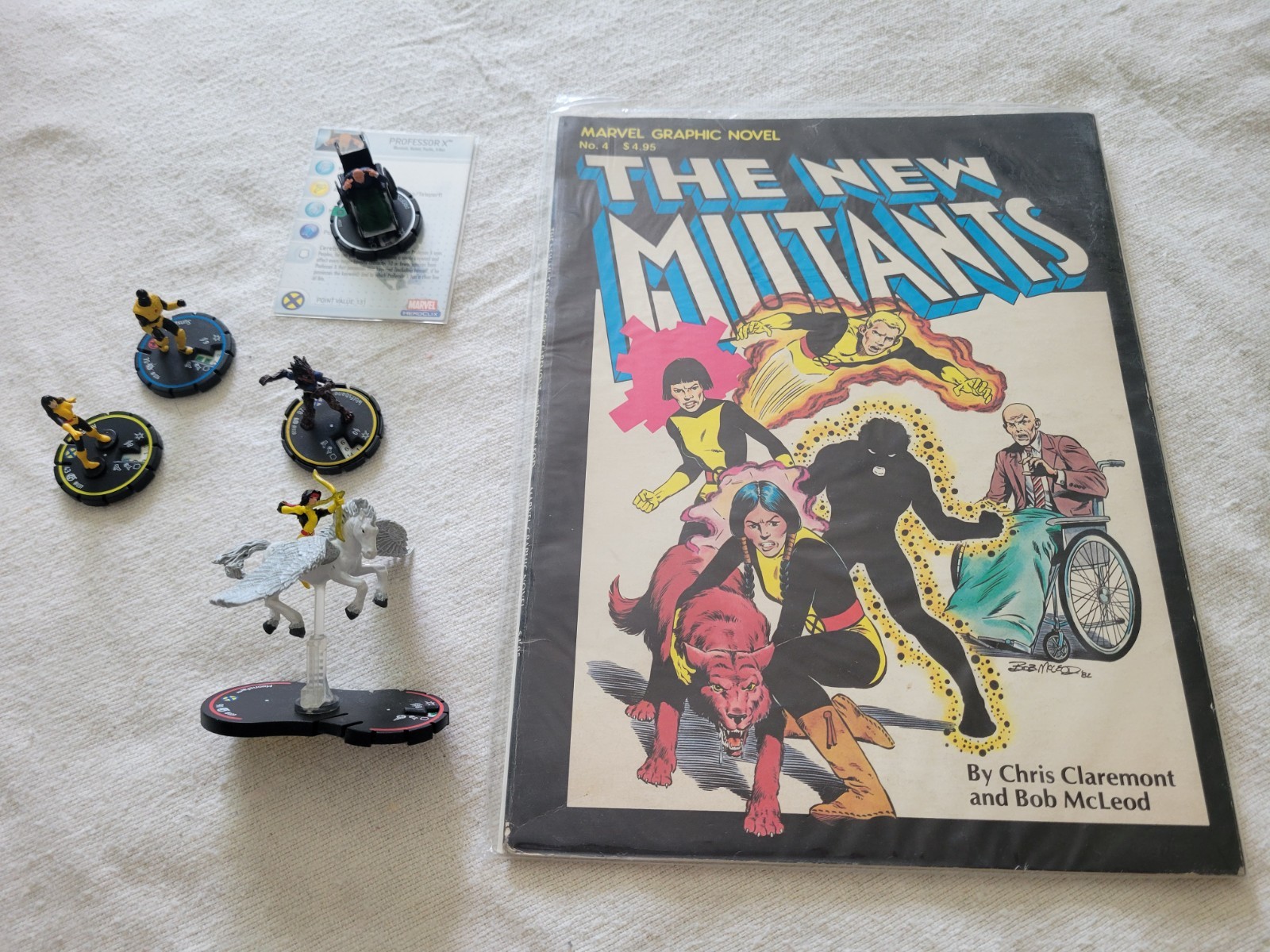 Marvel Graphic Novel #4 1st Print New Mutants Key Comic Incl. HeroClix Figures